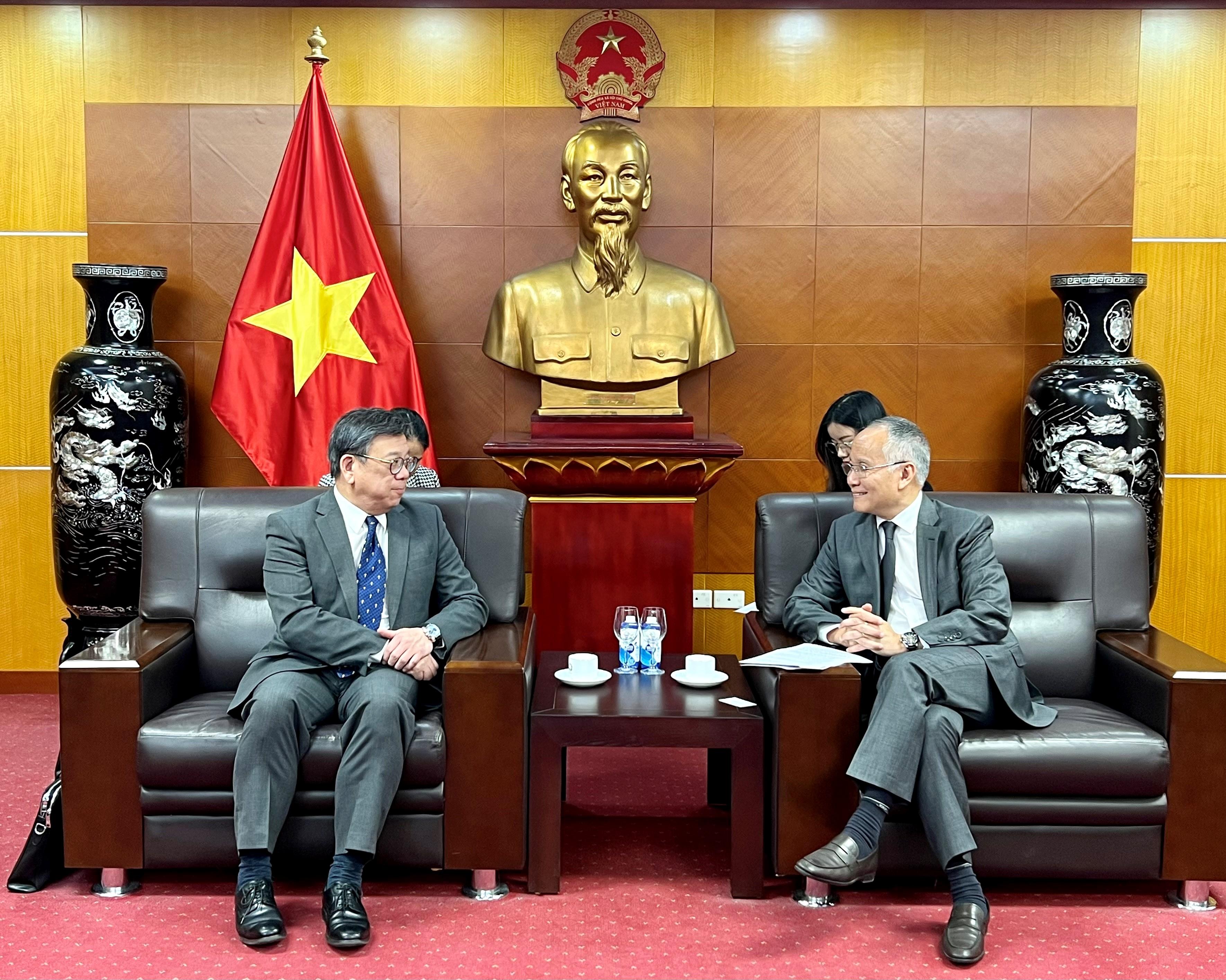 The Secretary for Commerce and Economic Development, Mr Algernon Yau (left), met with the Deputy Minister of Industry and Trade of Vietnam, Mr Tran Quoc Khanh (right), in Hanoi, Vietnam, today (January 9) to exchange views on various trade and economic issues.