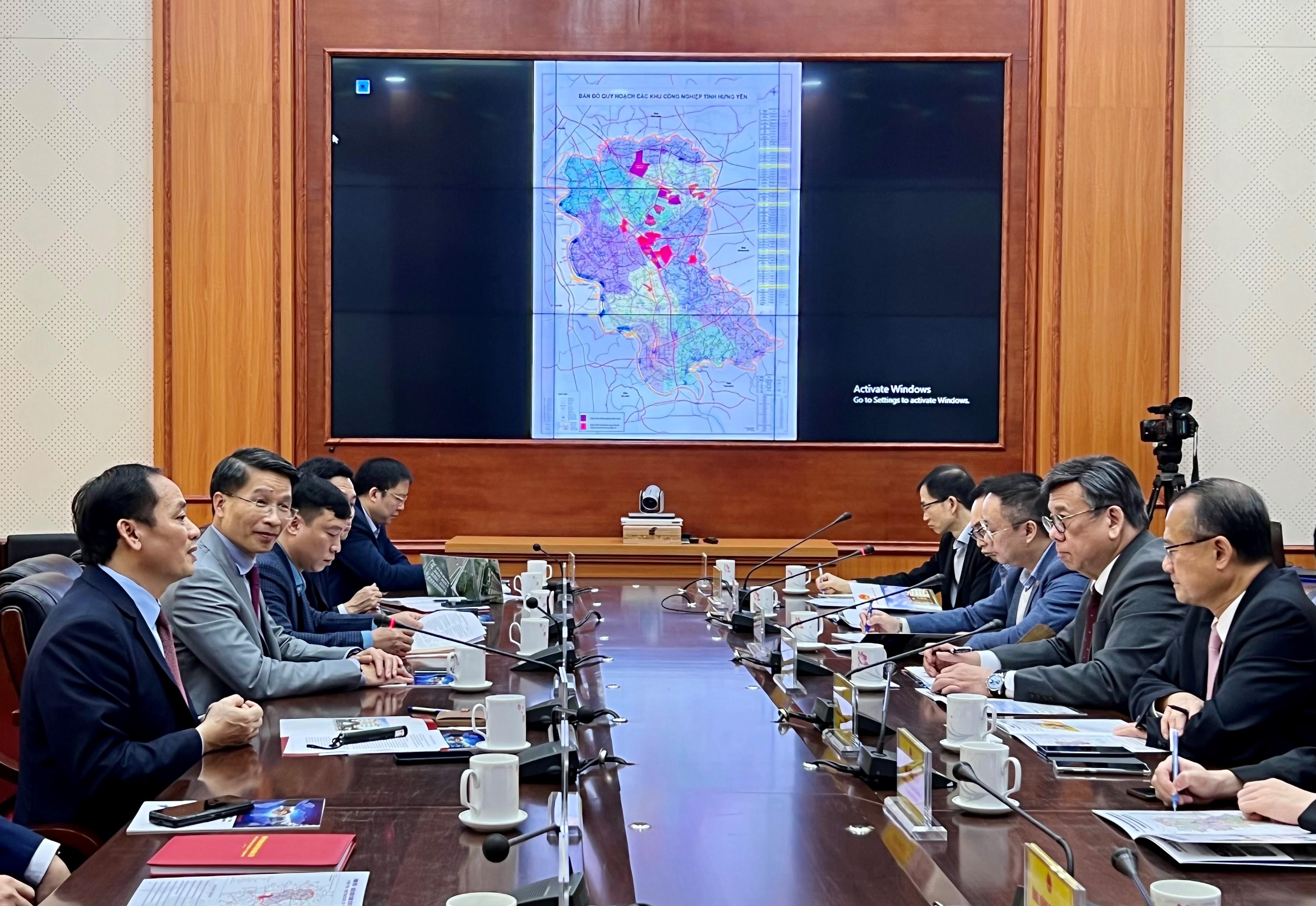 The Secretary for Commerce and Economic Development, Mr Algernon Yau (second right), together with the Chairman of the Chinese General Chamber of Commerce, Hong Kong, Dr Jonathan Choi (first right), and the Consul-General of Vietnam in Hong Kong, Mr Pham Binh Dam (second left), yesterday (January 8) visited Hung Yen Industrial Park in Hanoi, Vietnam, and met with government officials to know about the latest development of local enterprises and investment opportunities.