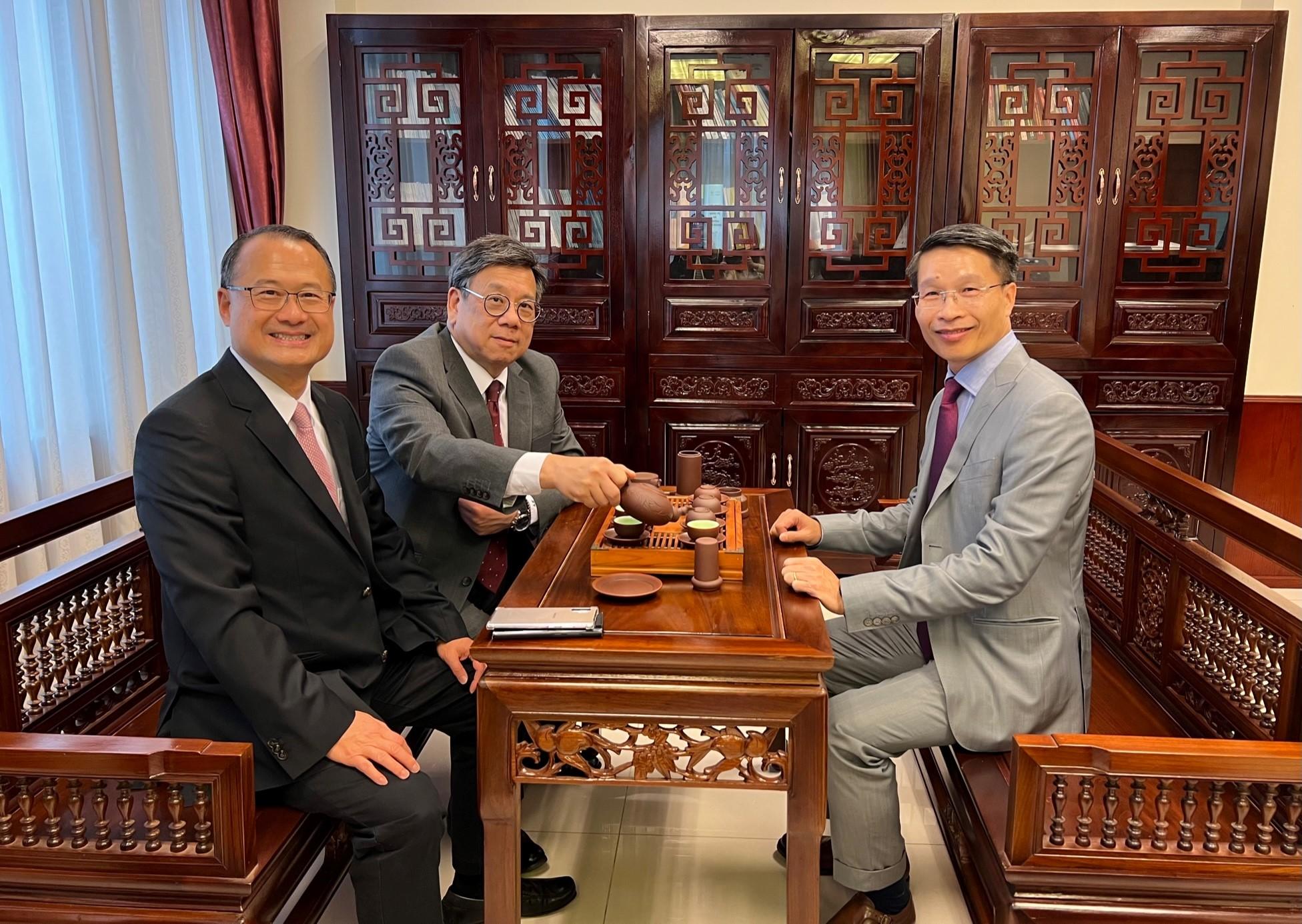 The Secretary for Commerce and Economic Development, Mr Algernon Yau (centre), yesterday (January 8) visited the ULIS - Jonathan KS Choi Cultural Centre in Vietnam National University to get a better understanding of Vietnam's education development and cultural exchange. Joining him were the Chairman of the Chinese General Chamber of Commerce, Hong Kong, Dr Jonathan Choi (left), and the Consul-General of Vietnam in Hong Kong, Mr Pham Binh Dam (right).