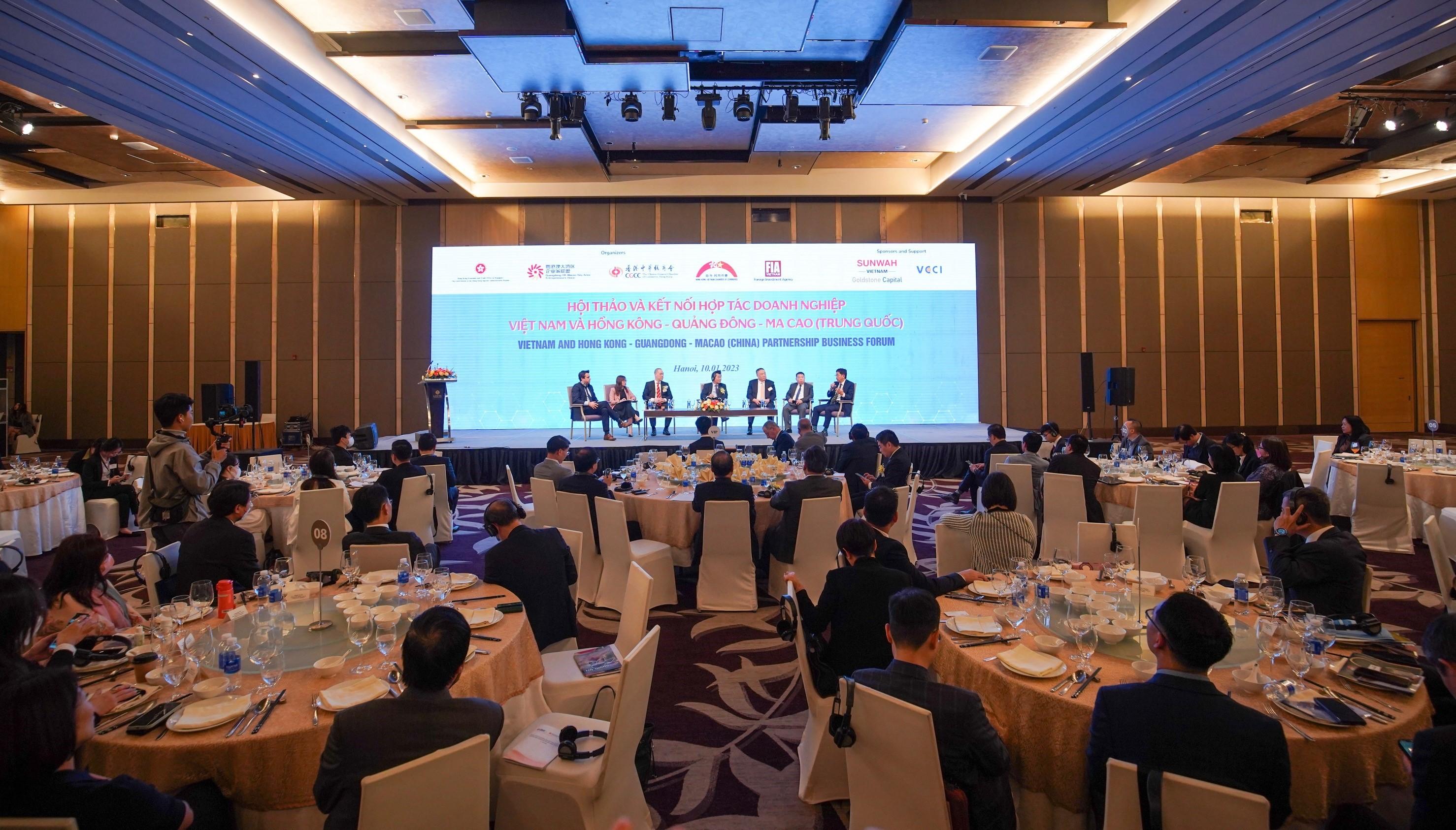 The Secretary for Commerce and Economic Development, Mr Algernon Yau, shared his insights with more than 300 guests, including government officials and representatives from the local business sector, on the latest trade and economic developments in Hong Kong at a business forum and networking luncheon in Hanoi, Vietnam, today (January 10). A Hong Kong business delegation jointly organised by a number of Hong Kong chambers of commerce also attended the event.