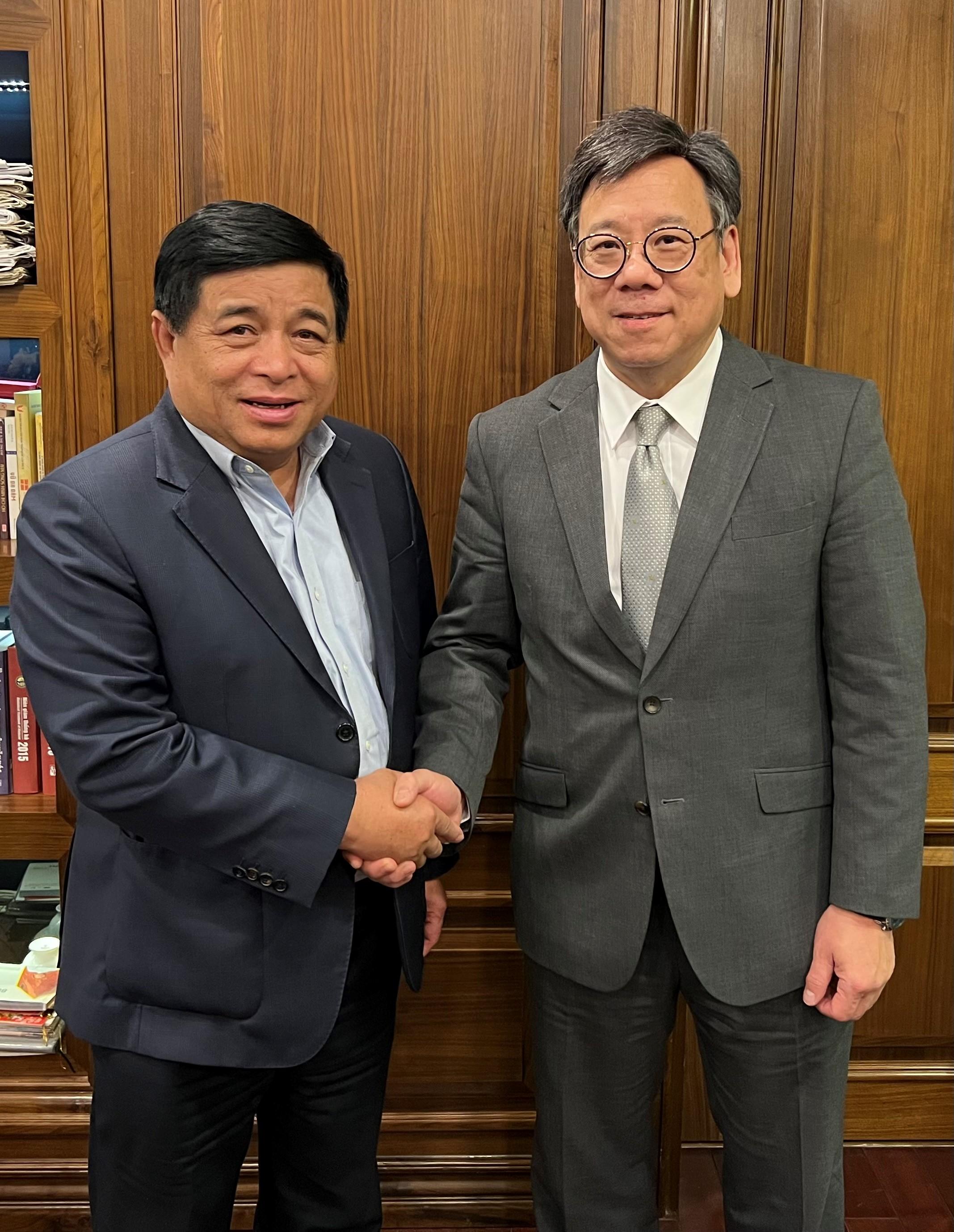 The Secretary for Commerce and Economic Development, Mr Algernon Yau (right), met with the Minister of Planning and Investment of Vietnam, Mr Nguyen Chi Dung (left), in Hanoi, Vietnam, today (January 10) to discuss various trade and economic issues.