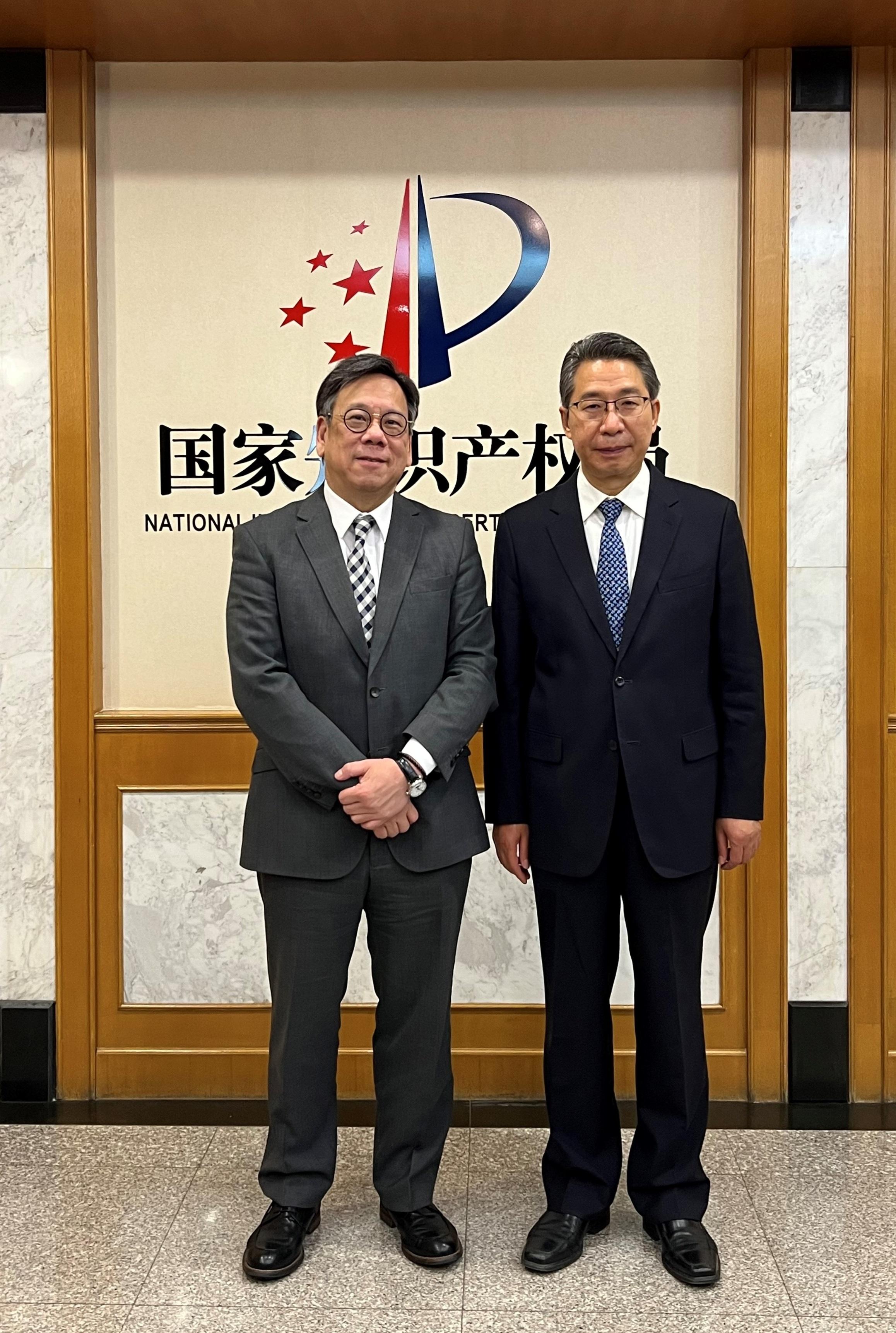 The Secretary for Commerce and Economic Development, Mr Algernon Yau (right), met with the Commissioner of the China National Intellectual Property Administration, Dr Shen Changyu (right), in Beijing today (April 19) to exchange views on relevant scopes of work.