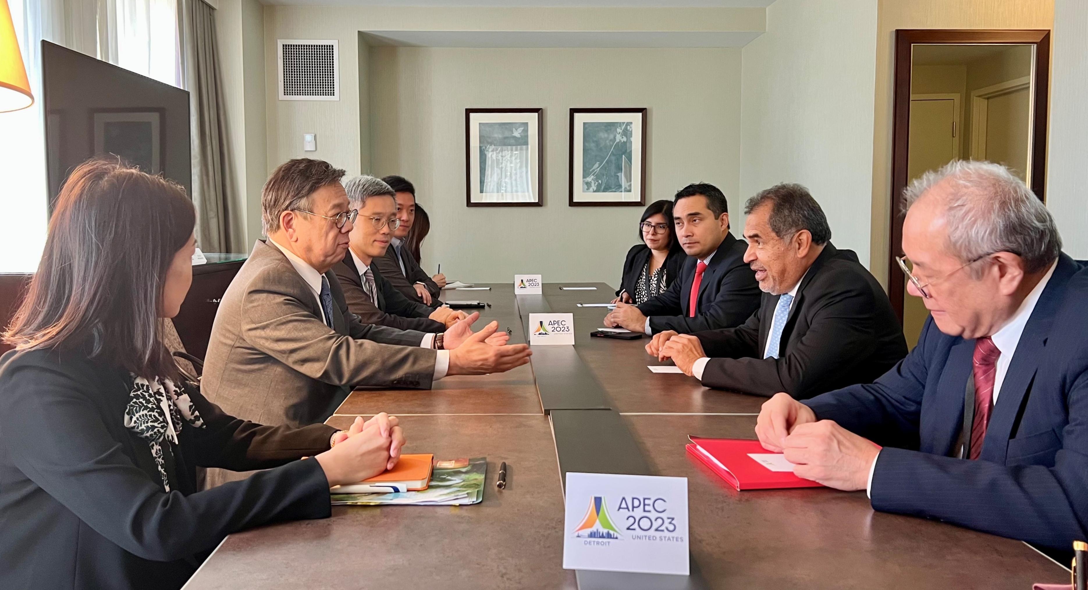 The Secretary for Commerce and Economic Development, Mr Algernon Yau (second left), held a bilateral meeting with the Minister of Foreign Trade and Tourism of Peru, Mr Juan Carlos Matthews Salazar (second right), to discuss various trade and economic issues on the margins of the Asia-Pacific Economic Cooperation Ministers Responsible for Trade Meeting in Detroit, the United States, today (May 26, Detroit time).