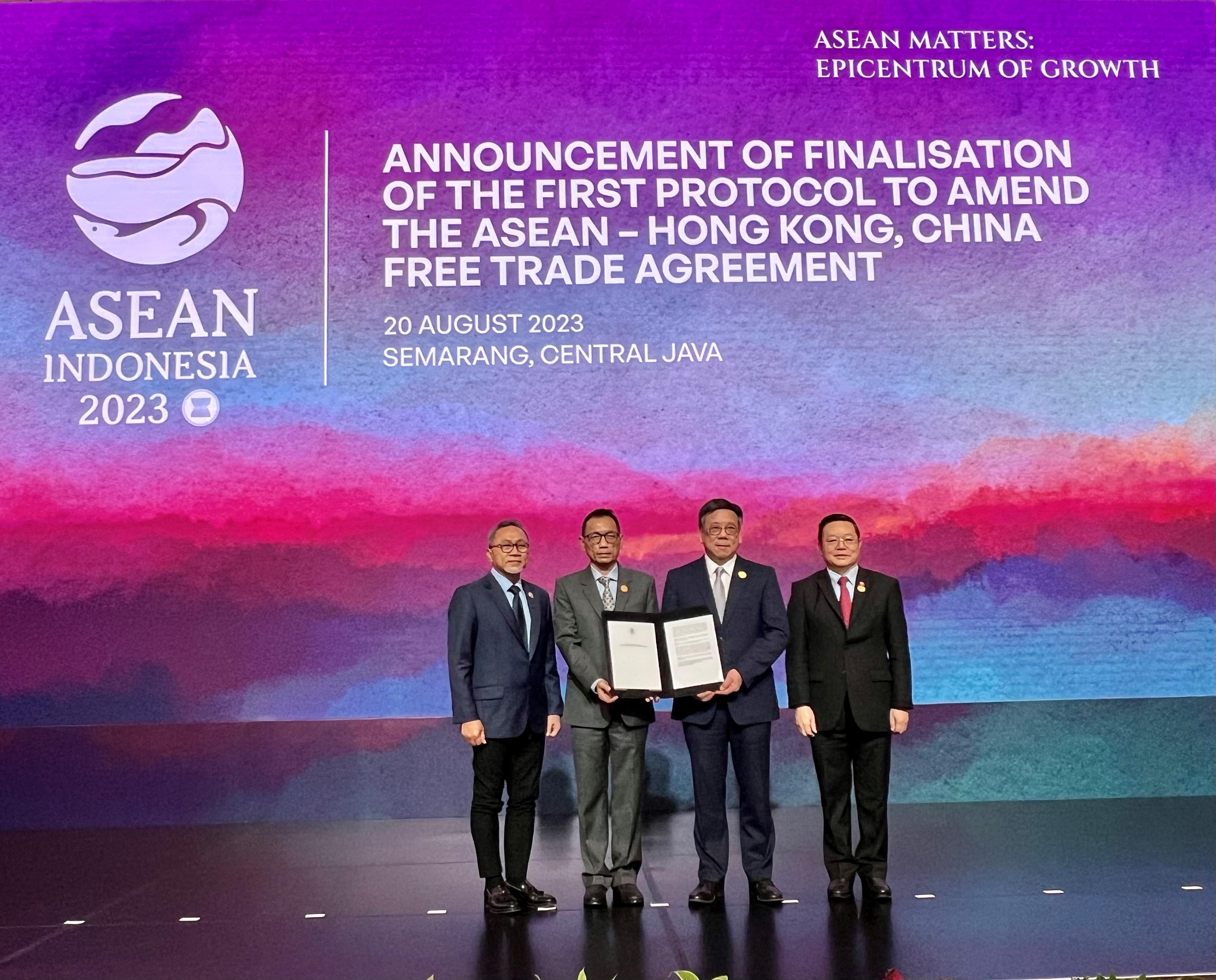 The Secretary for Commerce and Economic Development, Mr Algernon Yau, attended the seventh Association of Southeast Asian Nations (ASEAN) Economic Ministers - Hong Kong, China (HKC) Consultation in Semarang, Indonesia, today (August 20). Photo shows (from left) the Minister of Trade of Indonesia, Dr Zulkifli Hasan; the Deputy Permanent Secretary of the Ministry of Commerce of Thailand, Mr Ekachat Seetavorarat; Mr Yau; and the ASEAN Secretary-General, Dr Kao Kim Hourn, at the meeting announcing the finalisation of the First Protocol to Amend the ASEAN-HKC Free Trade Agreement.