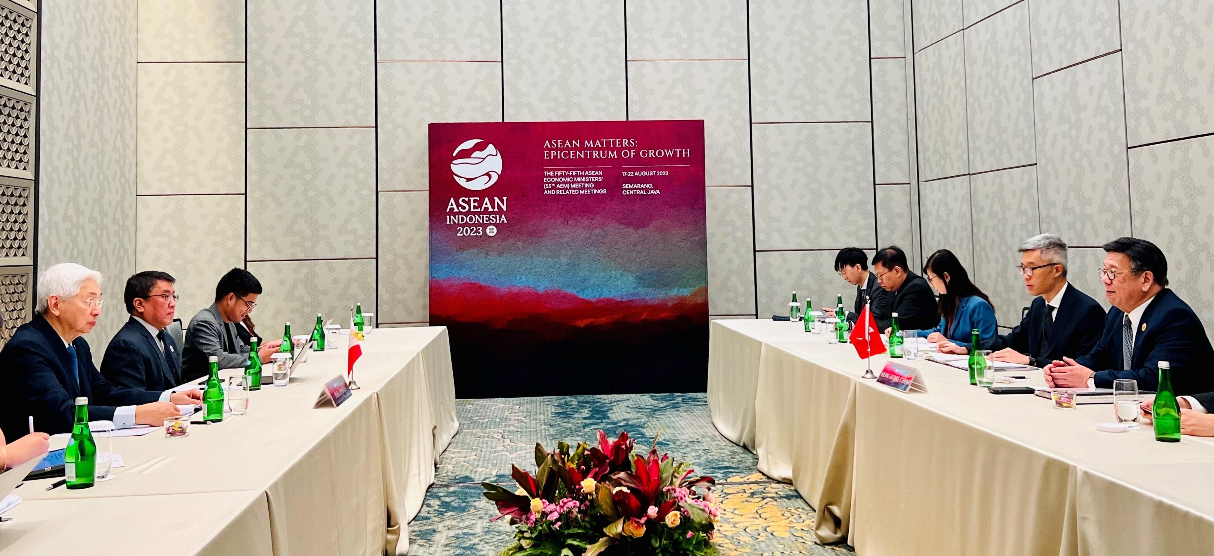 The Secretary for Commerce and Economic Development, Mr Algernon Yau (first right), meets with the Secretary of Trade and Industry of the Philippines, Mr Alfredo E. Pascual (first left), in Semarang, Indonesia, today (August 20) to exchange views on issues of mutual interest.