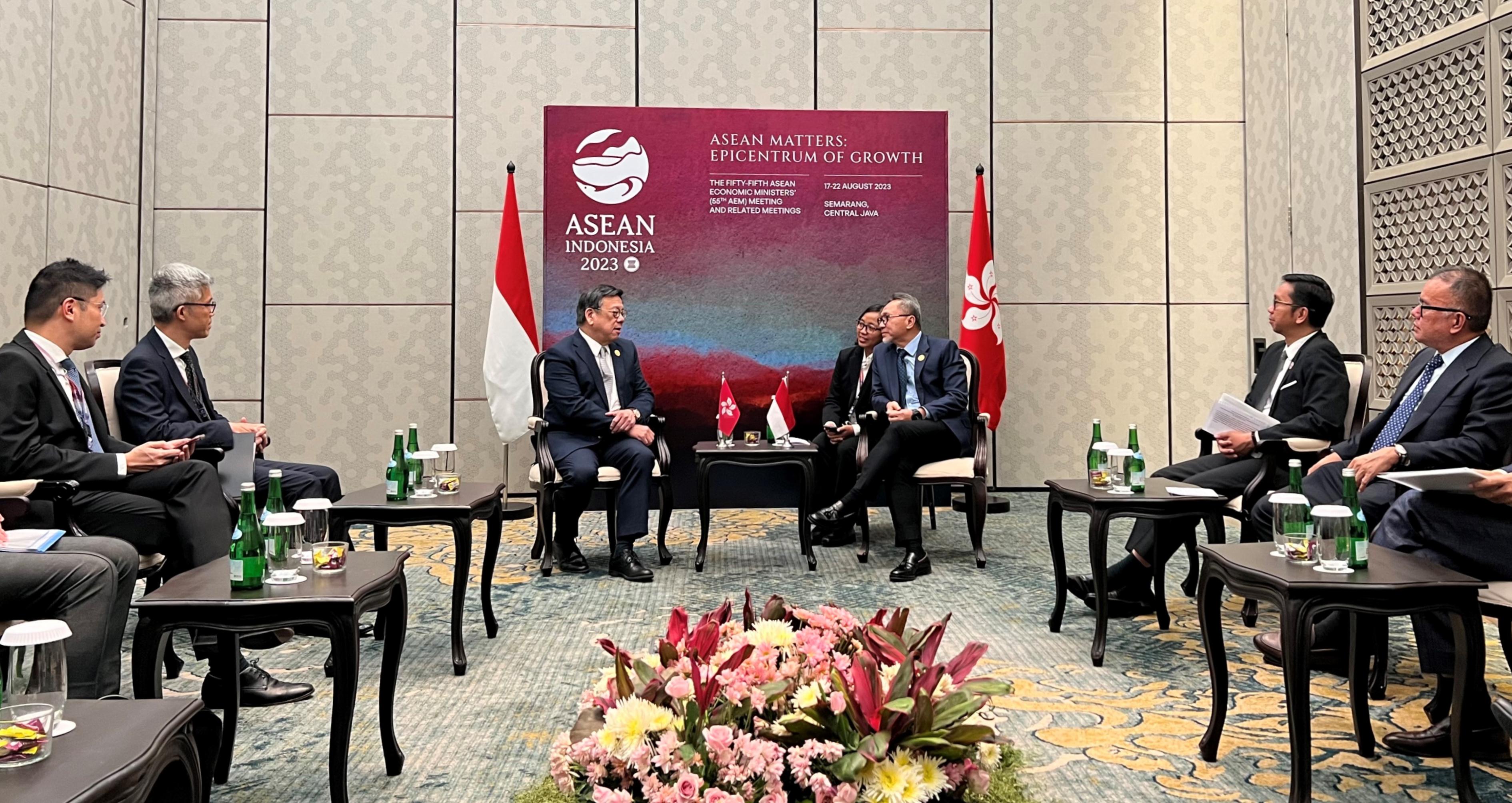 The Secretary for Commerce and Economic Development, Mr Algernon Yau (third left), meets with the Minister of Trade of Indonesia, Dr Zulkifli Hasan (third right), in Semarang, Indonesia, today (August 20) to exchange views on various trade and economic issues.