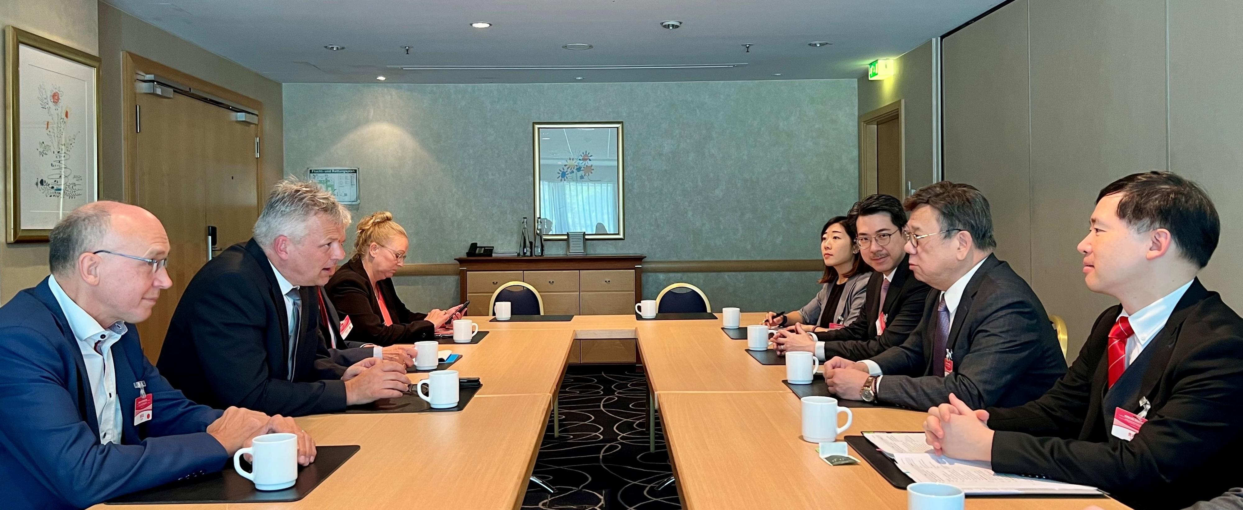 The Secretary for Commerce and Economic Development, Mr Algernon Yau (second right), met with the State Secretary of the Bavarian Ministry of Economic Affairs, Regional Development and Energy, Mr Roland Weigert (second left), in Munich, Germany, on September 6 (Munich time) to update him on Hong Kong's latest developments and exchange views on various economic issues. The Under Secretary for Constitutional and Mainland Affairs, Mr Clement Woo (first right); the Acting Director-General of Investment Promotion, Dr Jimmy Chiang (third right); and the Director of the Hong Kong Economic and Trade Office in Berlin, Ms Jenny Szeto (fourth right), also attended the meeting.