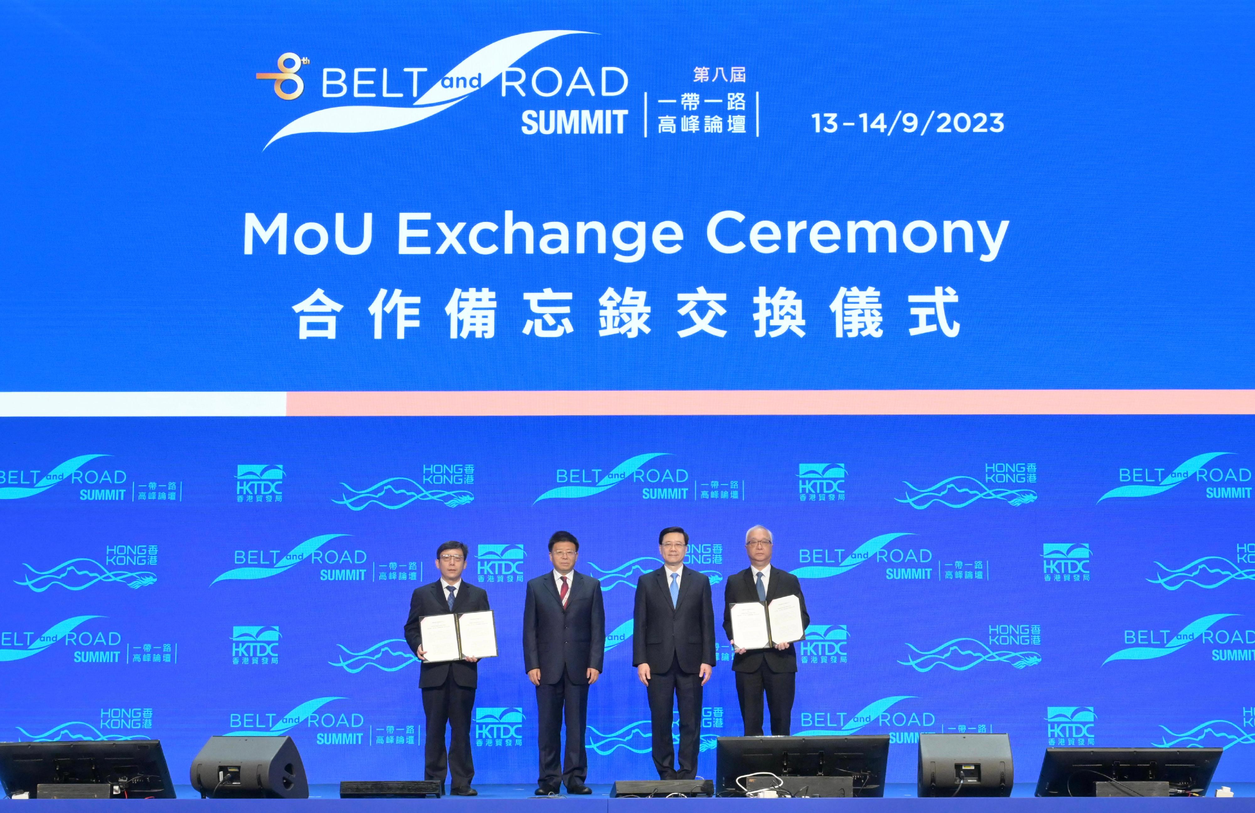The Chief Executive, Mr John Lee, attended the eighth Belt and Road Summit today (September 13). Photo shows Mr Lee (second right) witnessing the Secretary for Environment and Ecology, Mr Tse Chin-wan (first right), exchanging the Memorandum of Understanding with the representatives from the Chinese Academy of Sciences.