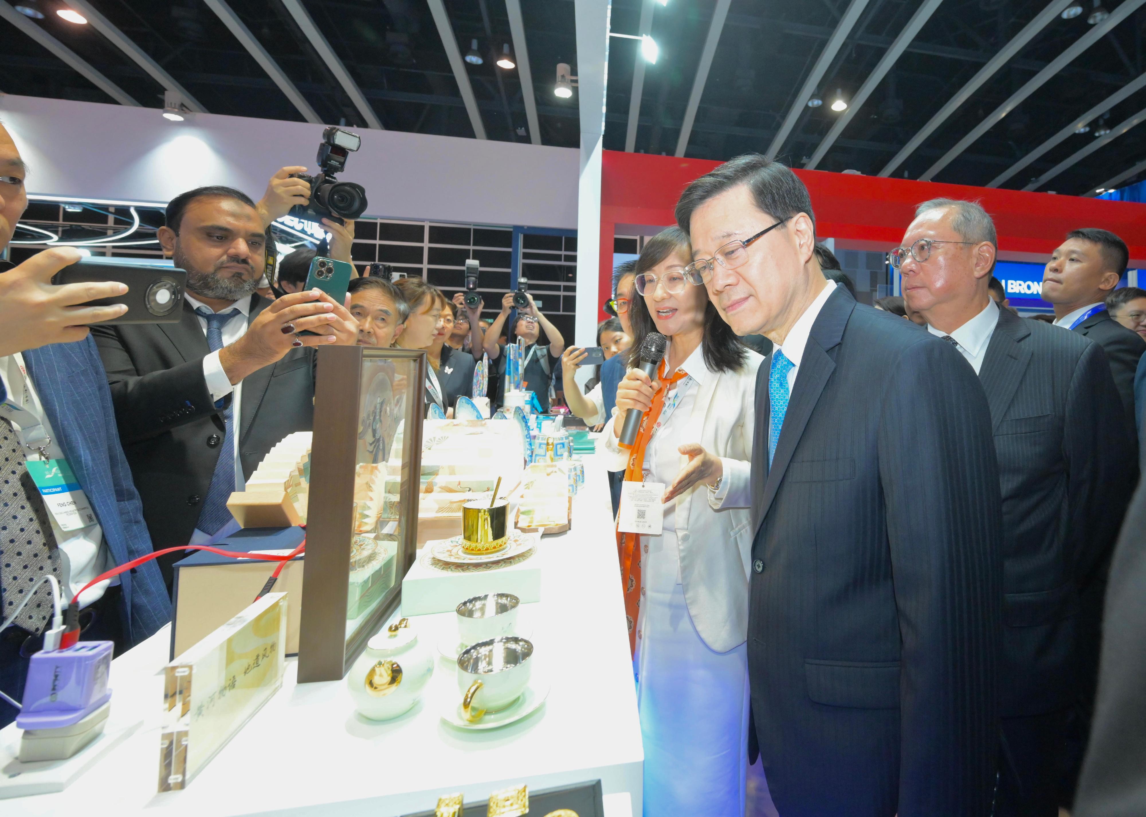 The Chief Executive, Mr John Lee, attended the eighth Belt and Road Summit today (September 13). Photo shows Mr Lee touring the exhibition at the forum.