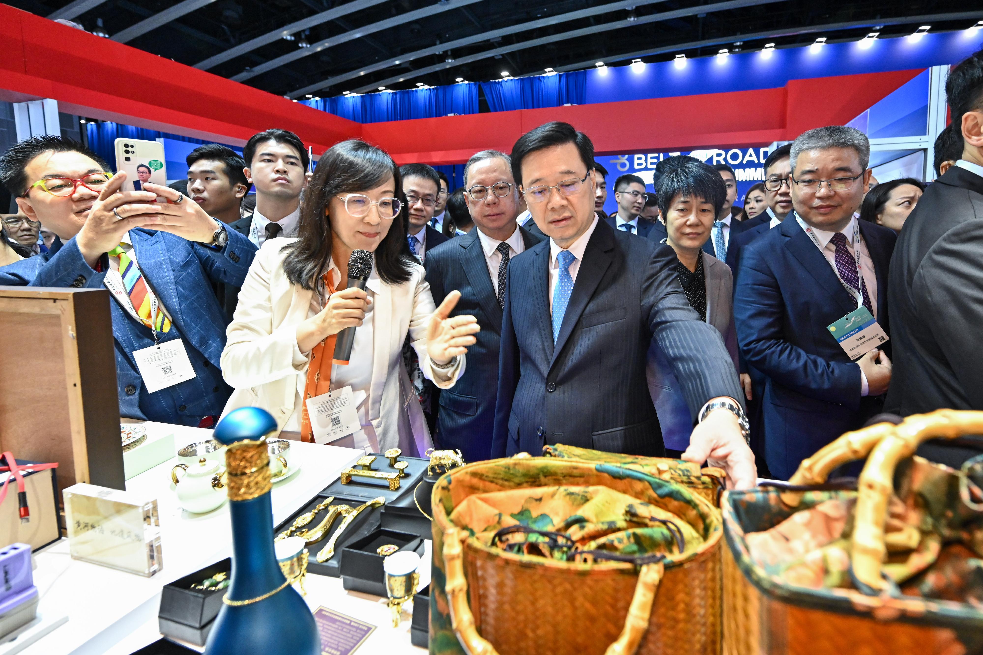 The Chief Executive, Mr John Lee, attended the eighth Belt and Road Summit today (September 13). Photo shows Mr Lee touring the exhibition at the forum.