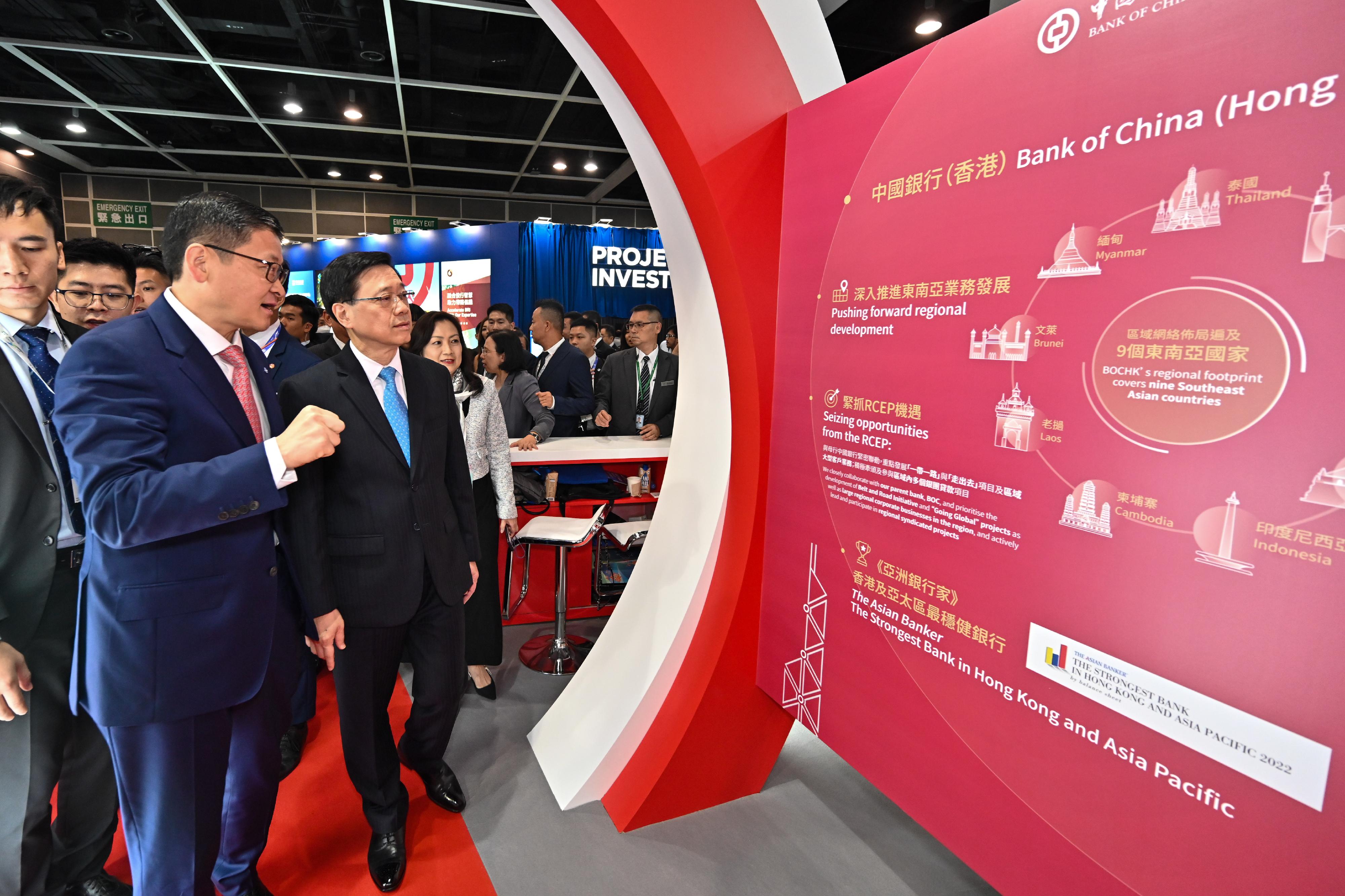 The Chief Executive, Mr John Lee, attended the eighth Belt and Road Summit today (September 13). Photo shows Mr Lee touring the exhibition at the forum.