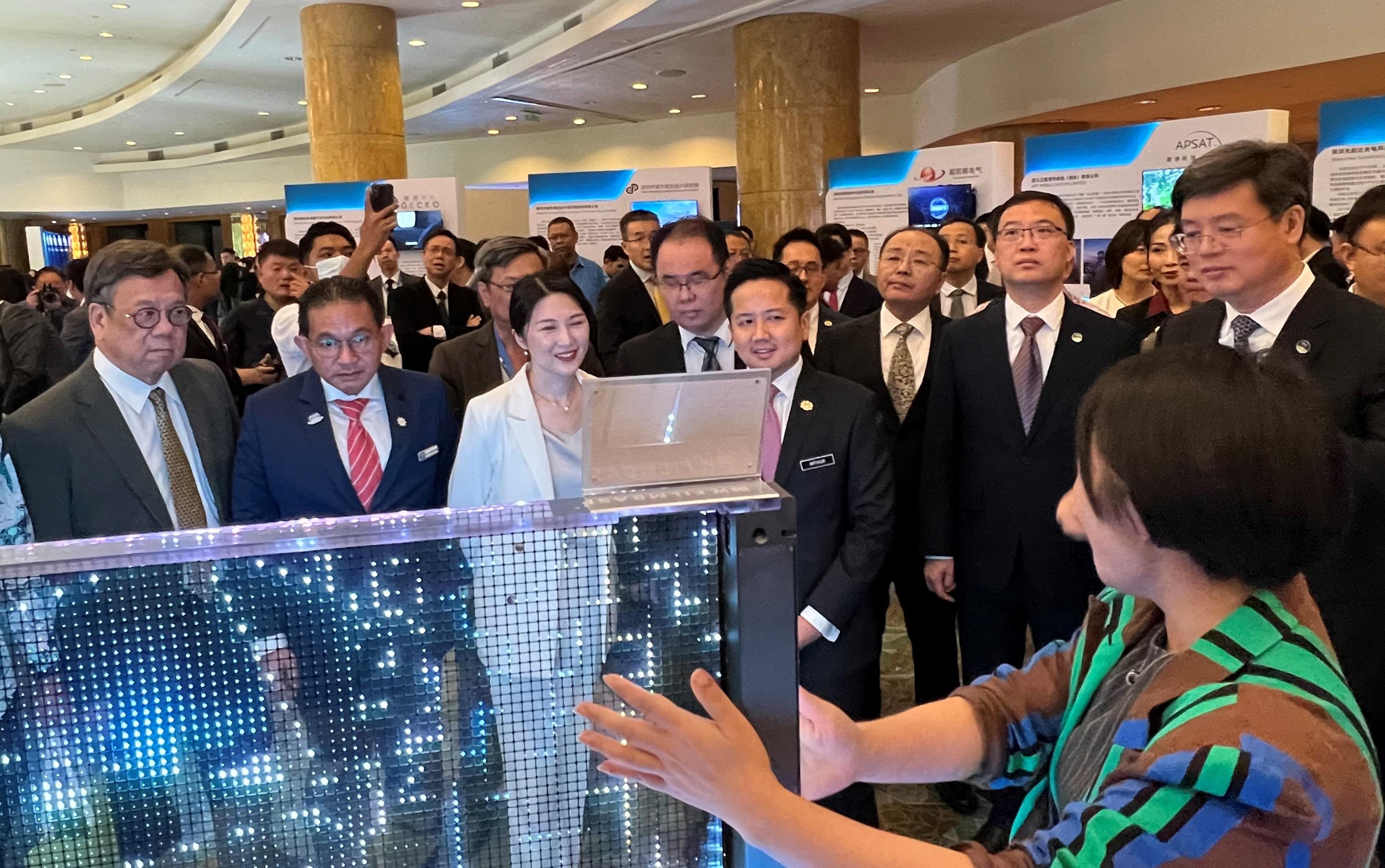 商务及经济发展局局长丘应桦今日（九月二十一日）在马来西亚吉隆坡出席「中国（深圳　香港）—东盟（吉隆坡）新兴产业对接会」。图示丘应桦（左一）、深圳市人民政府市长覃伟中（右一）和中华人民共和国驻马来西亚特命全权大使欧阳玉靖（右三）参观展览专区。