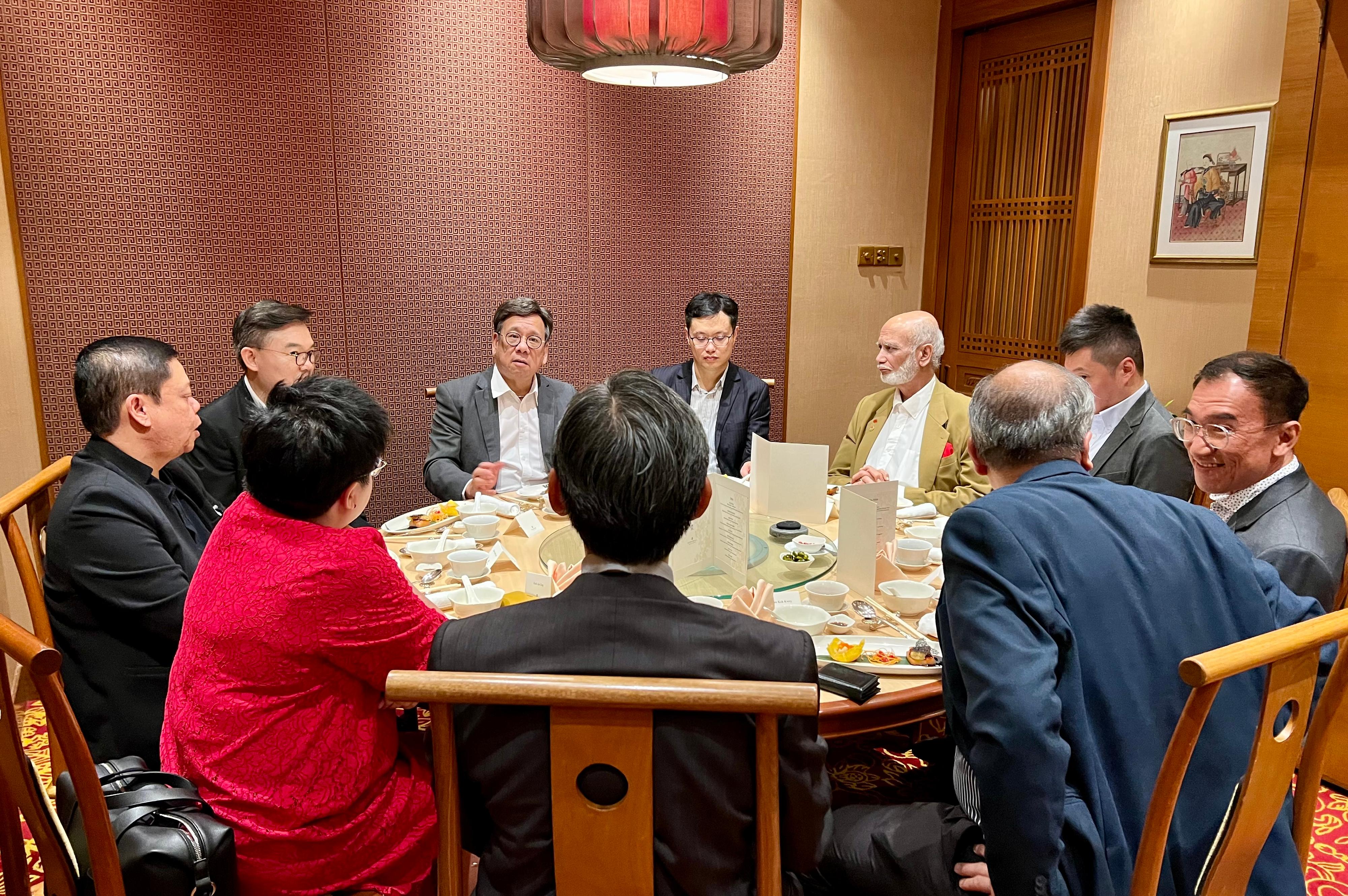 商务及经济发展局局长丘应桦（左三）今日（九月二十一日）在马来西亚吉隆坡为香港马来西亚总商会会员设晚宴，就经贸合作及粤港澳大湾区发展带来的机遇交换意见。