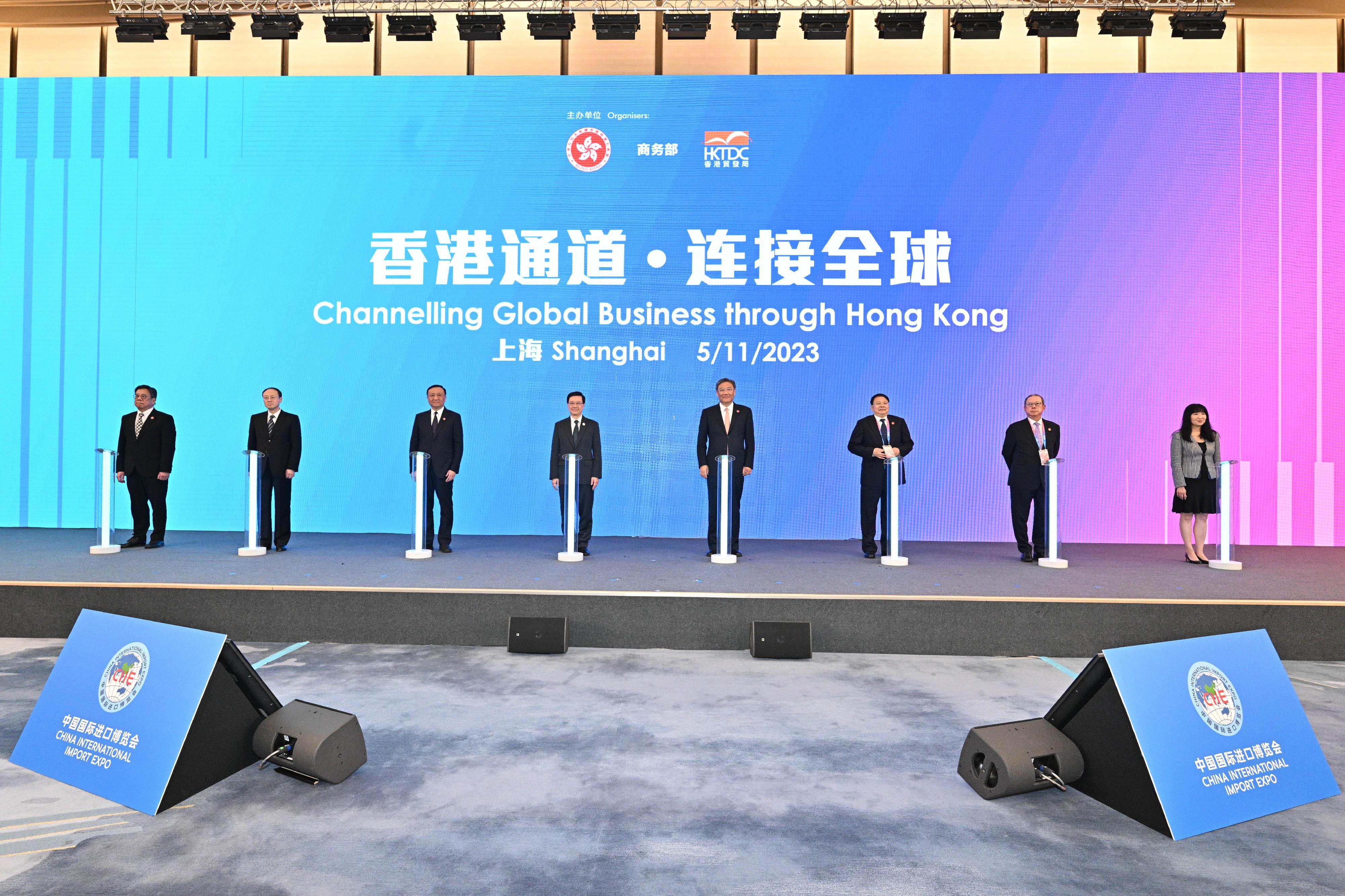 行政长官李家超今日（十一月五日）下午在上海出席第六届虹桥国际经济论坛「香港通道 连接全球」分论坛。图示李家超（左四）、国家商务部部长王文涛（右四）、上海市副市长华源（左三）、中央人民政府驻香港特别行政区联络办公室副主任尹宗华（右三）、商务及经济发展局局长丘应桦（左一）、香港贸易发展局（贸发局）主席林建岳博士（右二）和贸发局总裁方舜文（右一）主持启动仪式。