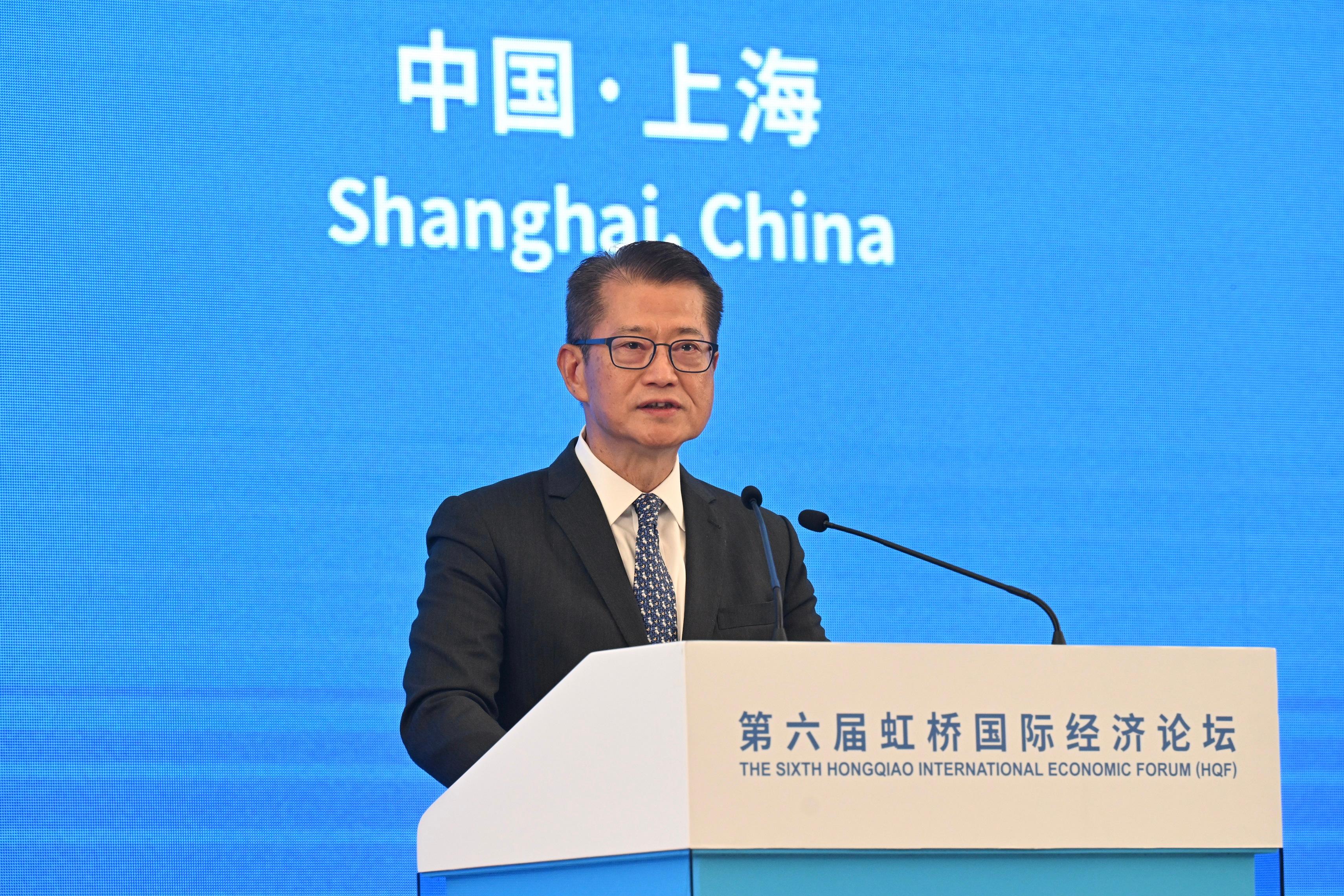 财政司司长陈茂波今日（十一月五日）在上海出席虹桥国际经济论坛的「金融活水聚力服务实体经济」分论坛。图示陈茂波在论坛上致辞。
