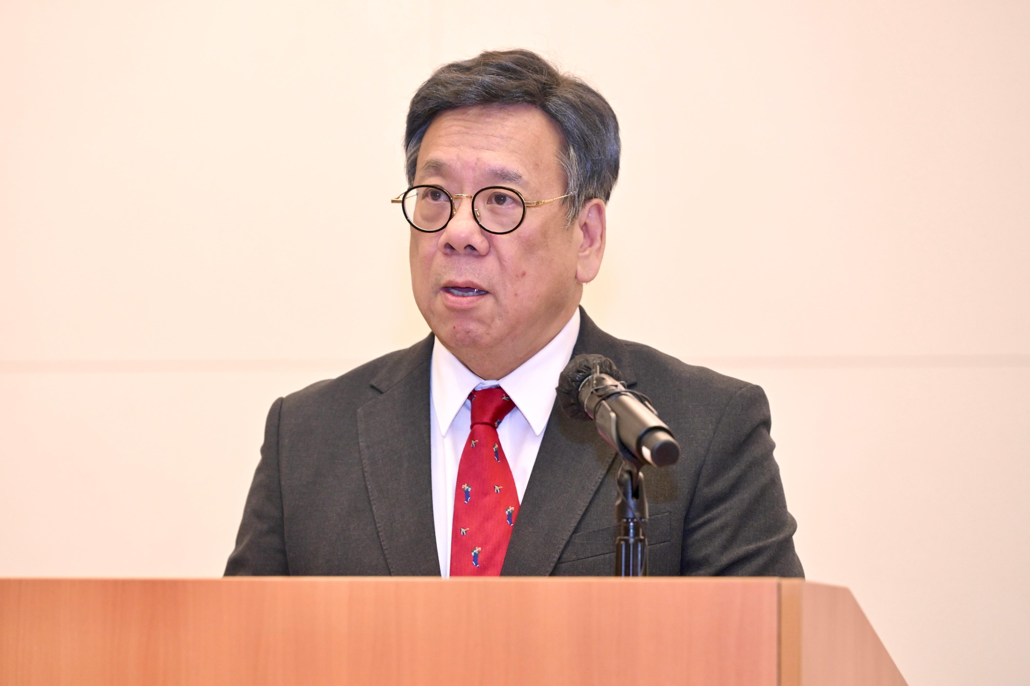 商務及經濟發展局局長丘應樺今日（十一月二十三日）舉行酒會，向駐港領事館、商會和主要貿易組織代表，以及相關政府委員會成員，介紹香港駐海外經濟貿易辦事處及內地辦事處在推廣香港優勢和機遇方面的工作。圖示丘應樺於酒會上致辭。