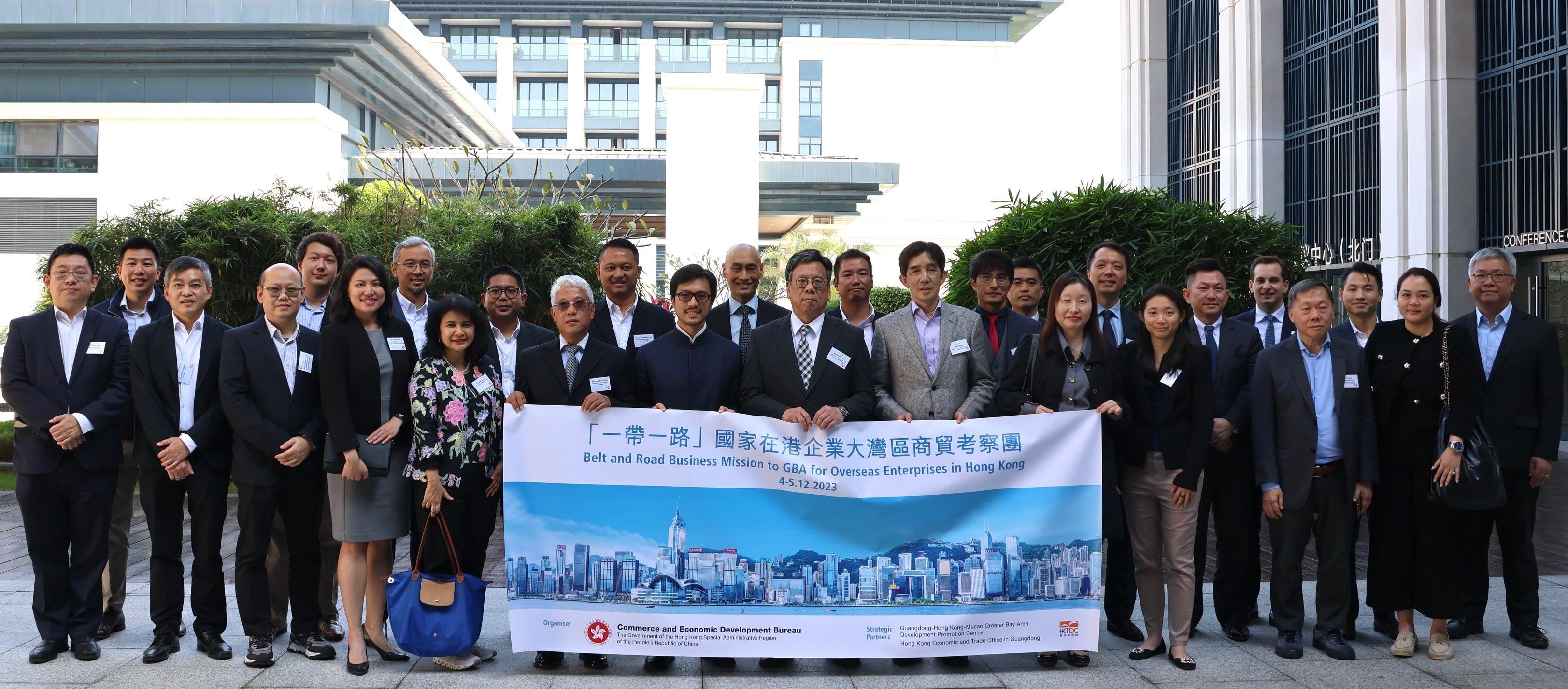 商务及经济发展局局长丘应桦今日（十二月四日）率领「一带一路」国家在港企业商贸代表团在深圳展开为期两日的粤港澳大湾区考察行程。图示丘应桦（前排右六）、「一带一路」专员何力治（前排右七）、引进重点企业办公室主任容伟雄（前排右五）、特区政府驻粤经济贸易办事处主任苏惠思（前排右四）和考察团成员合照。