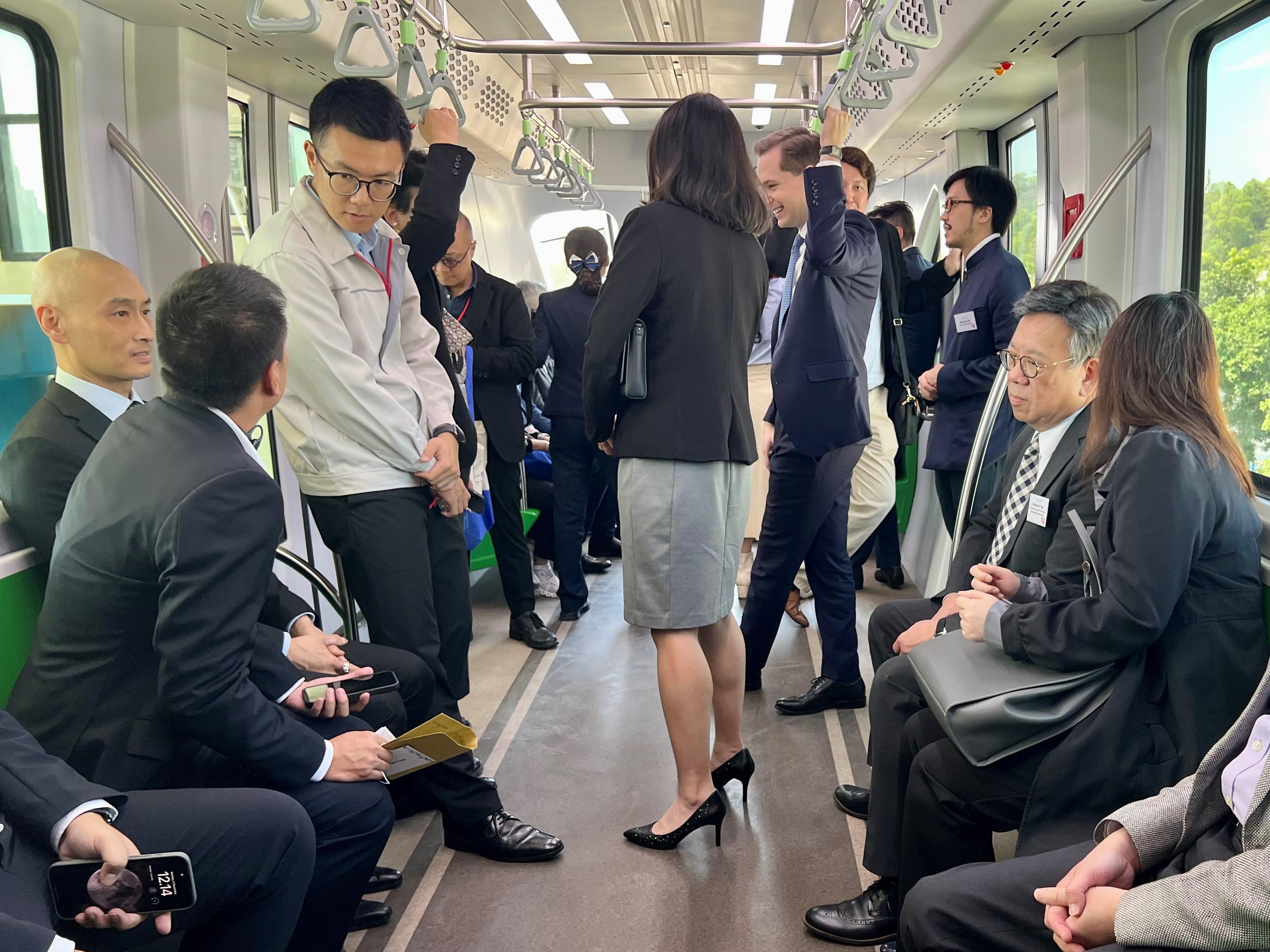 商务及经济发展局局长丘应桦今日（十二月四日）率领「一带一路」国家在港企业商贸代表团在深圳展开为期两日的粤港澳大湾区考察行程。图示丘应桦（右二）、「一带一路」专员何力治（右三）和考察团成员参观比亚迪股份有限公司总部，并亲身体验立体智能交通系统「云巴」。