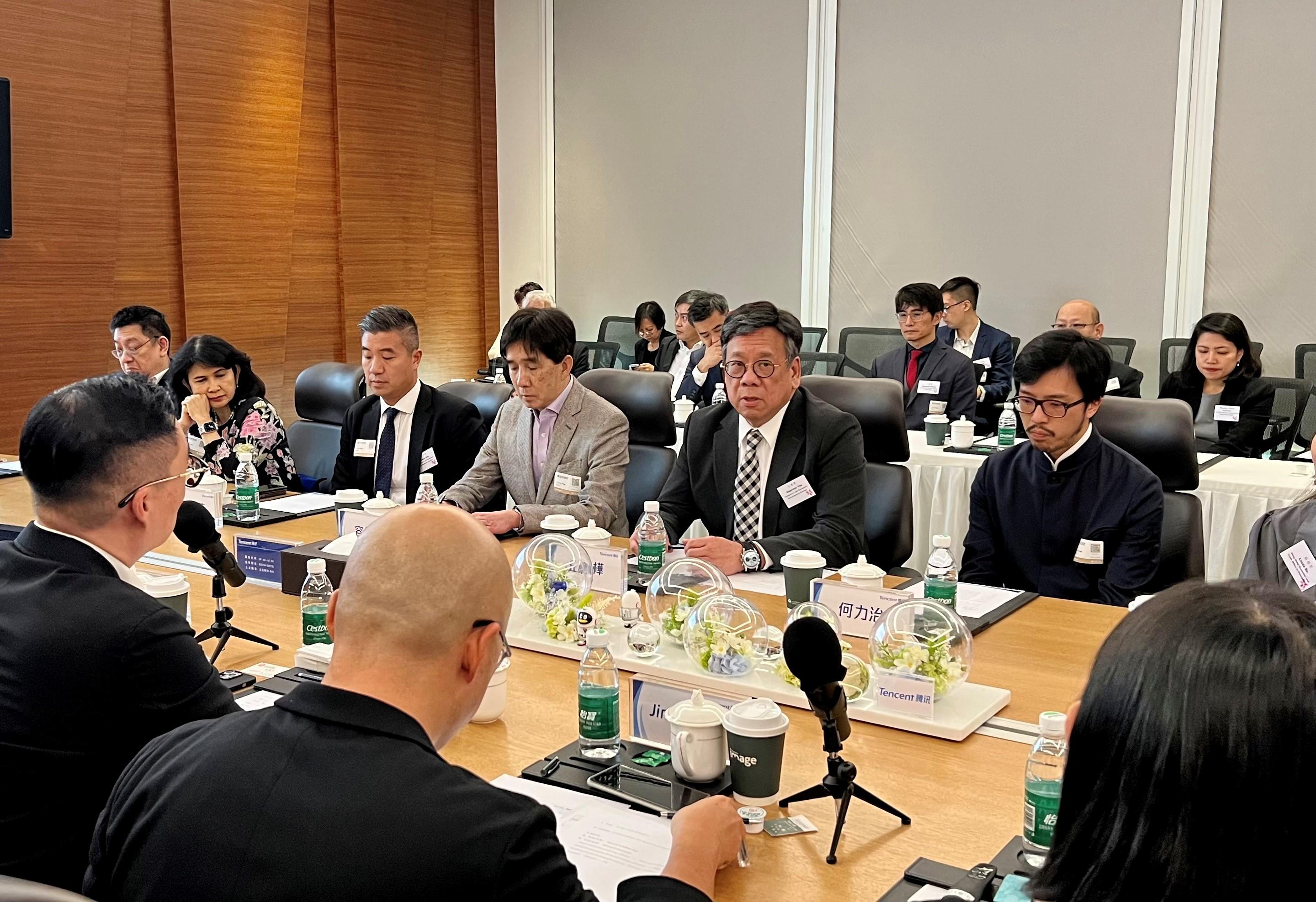 商务及经济发展局局长丘应桦今日（十二月四日）率领「一带一路」国家在港企业商贸代表团在深圳展开为期两日的粤港澳大湾区考察行程。图示丘应桦（右二）、「一带一路」专员何力治（右一）、引进重点企业办公室主任容伟雄（右三）和考察团成员到访腾讯集团总部，与其代表会面交流。