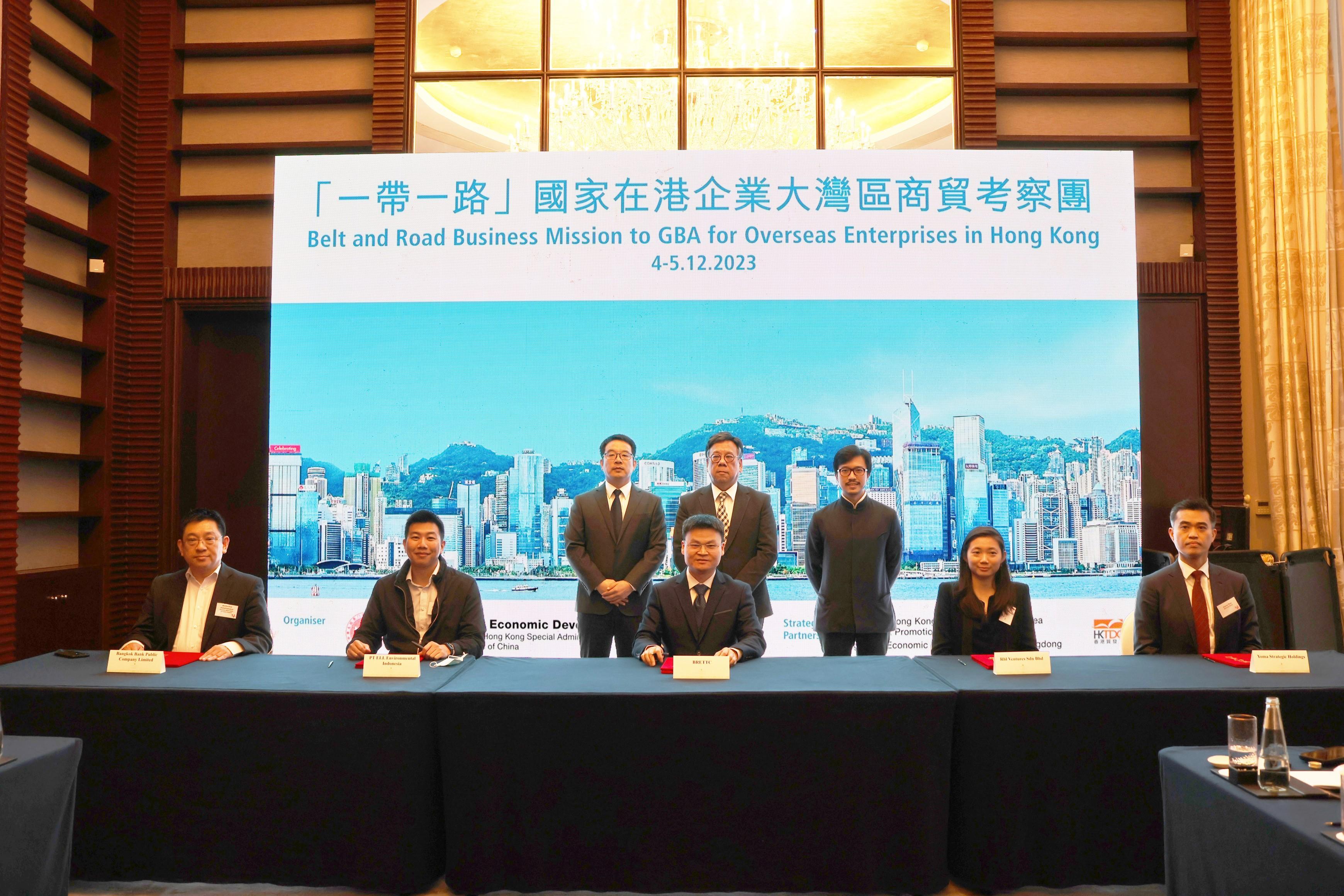 商务及经济发展局局长丘应桦今日（十二月四日）率领「一带一路」国家在港企业商贸代表团在深圳展开为期两日的粤港澳大湾区考察行程。图示丘应桦（后排中）、「一带一路」专员何力治（后排右）和一带一路环境技术交流与转移中心（深圳）代表见证企业与中心签署合作协议。