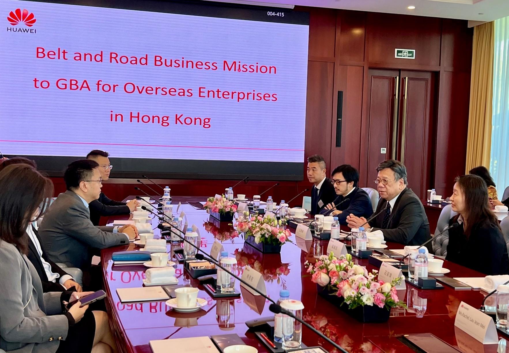 The business delegation of enterprises of Belt and Road countries operating in Hong Kong, led by the Secretary for Commerce and Economic Development, Mr Algernon Yau, continued the visit to the Guangdong-Hong Kong-Macao Greater Bay Area today (December 5). Photo shows Mr Yau (second right); the Commissioner for Belt and Road, Mr Nicholas Ho (third right); the Director of the Hong Kong Economic and Trade Office in Guangdong, Miss Linda So (first right), and delegates visiting the Huawei Headquarters in Shenzhen and exchanging views with representatives of Huawei Technologies Co Ltd at a meeting.