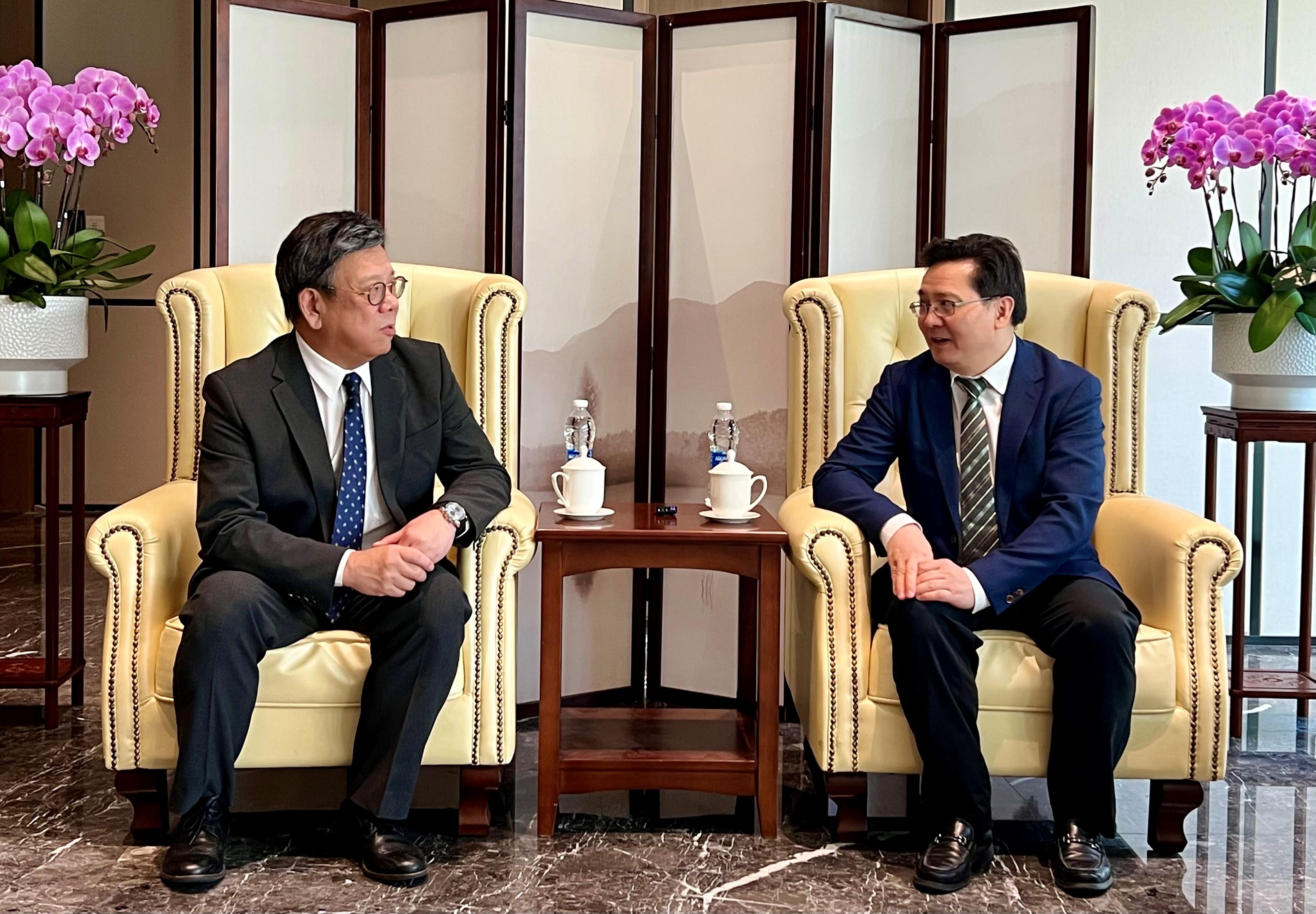 The business delegation of enterprises of Belt and Road countries operating in Hong Kong, led by the Secretary for Commerce and Economic Development, Mr Algernon Yau, continued the visit to the Guangdong-Hong Kong-Macao Greater Bay Area today (December 5). Mr Yau and the delegation attended a meeting and luncheon with the Director General of Department of Commerce of Guangdong Province, Mr Zhang Jinsong, in Guangzhou. Photo shows Mr Yau (left) meeting with Mr Zhang (right).