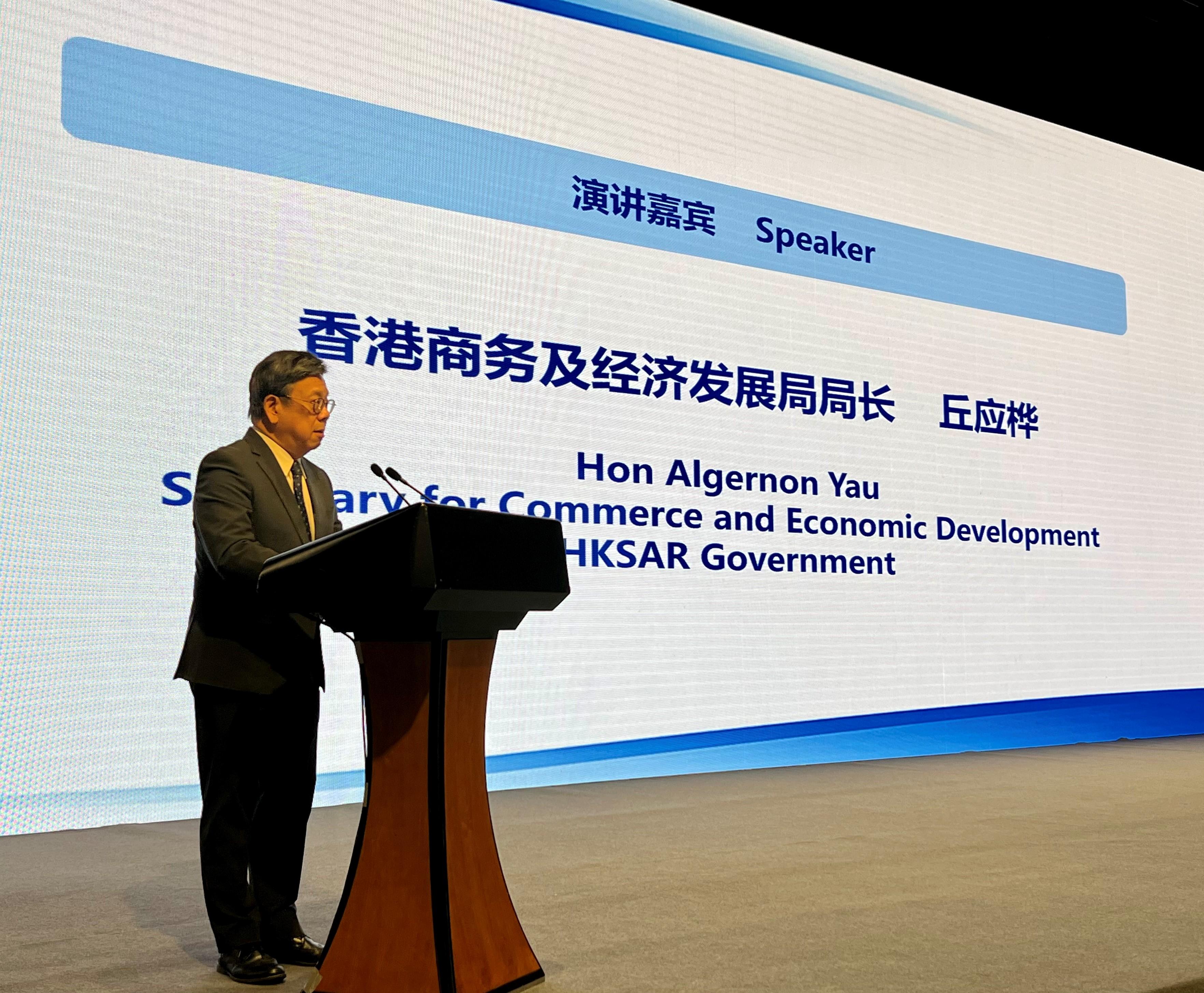 The business delegation of enterprises of Belt and Road countries operating in Hong Kong, led by the Secretary for Commerce and Economic Development, Mr Algernon Yau, continued the visit to the Guangdong-Hong Kong-Macao Greater Bay Area today (December 5). Mr Yau and the delegation attended a meeting and luncheon with the Director General of the Department of Commerce of Guangdong Province, Mr Zhang Jinsong, in Guangzhou. Photo shows Mr Yau speaking at the luncheon.