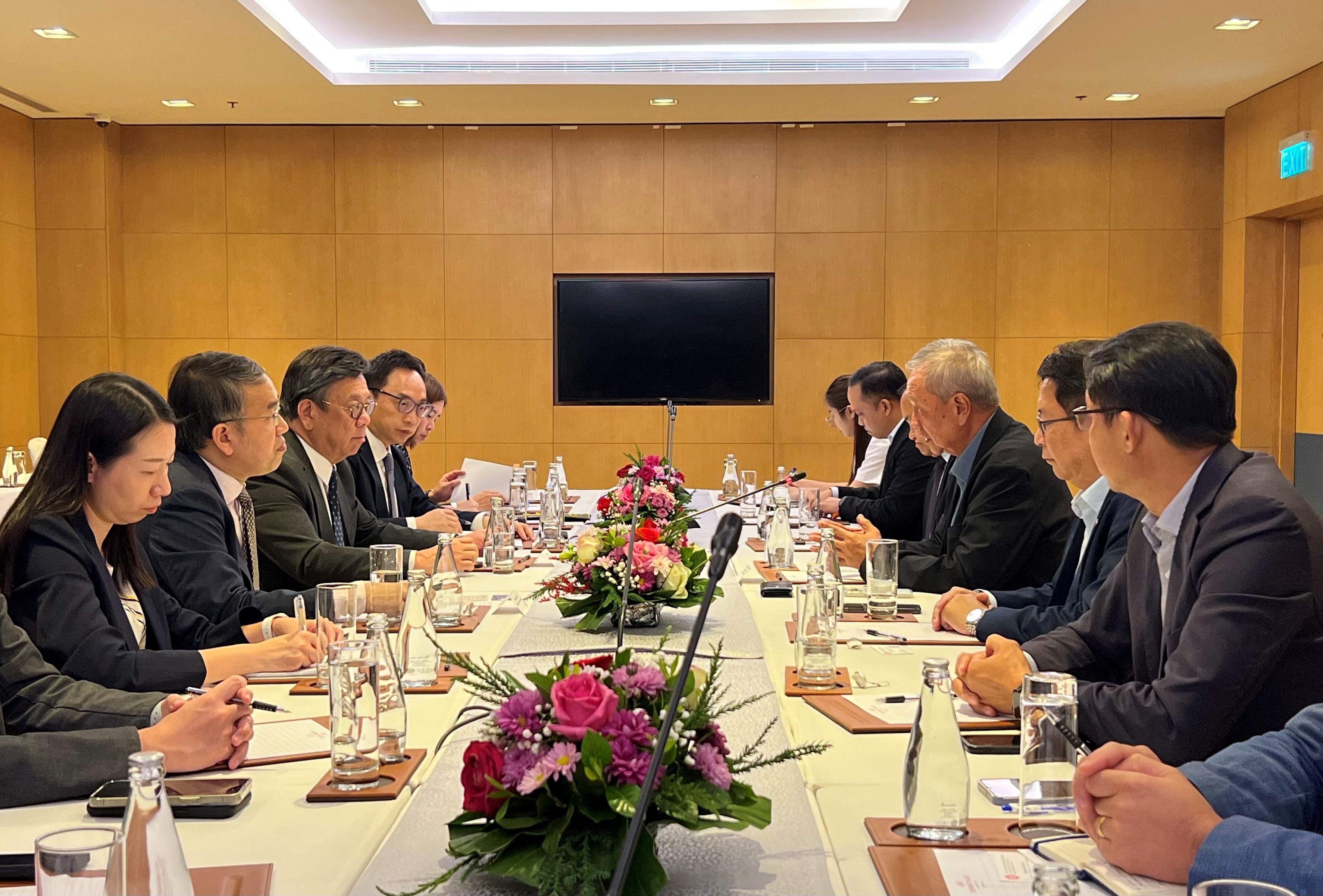 The Secretary for Financial Services and the Treasury, Mr Christopher Hui (second left), and the Secretary for Commerce and Economic Development, Mr Algernon Yau (third left), meet with representatives of the Lao National Chamber of Commerce and Industry in Vientiane, Laos today (December 11) to learn more about the business environment in Laos and explore opportunities of business co-operation.