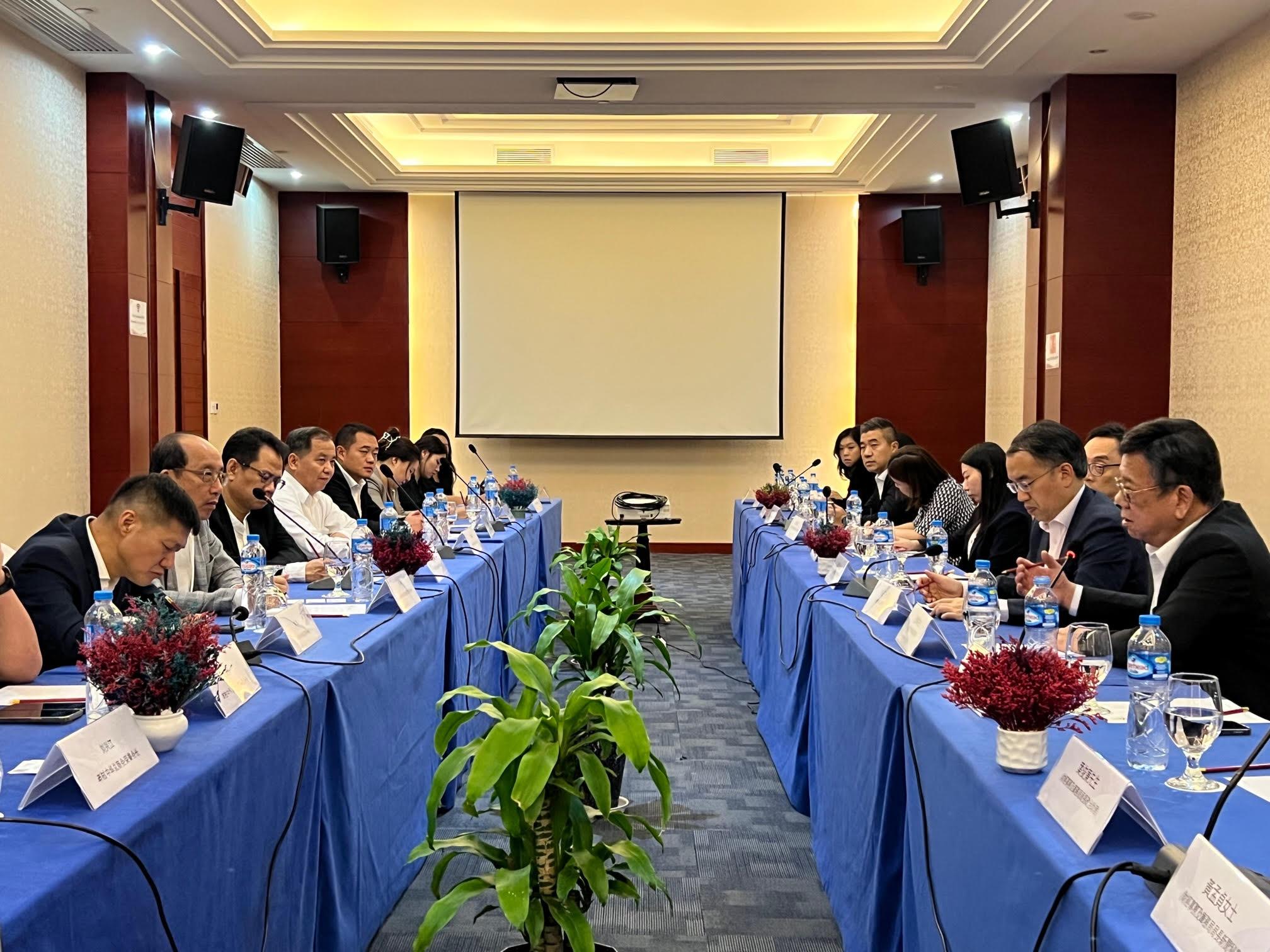 The Secretary for Financial Services and the Treasury, Mr Christopher Hui (second right), and the Secretary for Commerce and Economic Development, Mr Algernon Yau (first right), meet with representatives of the Lao Chinese Chamber of Commerce in Vientiane, Laos today (December 11) to learn more about the business environment in Laos and explore opportunities of business co-operation.