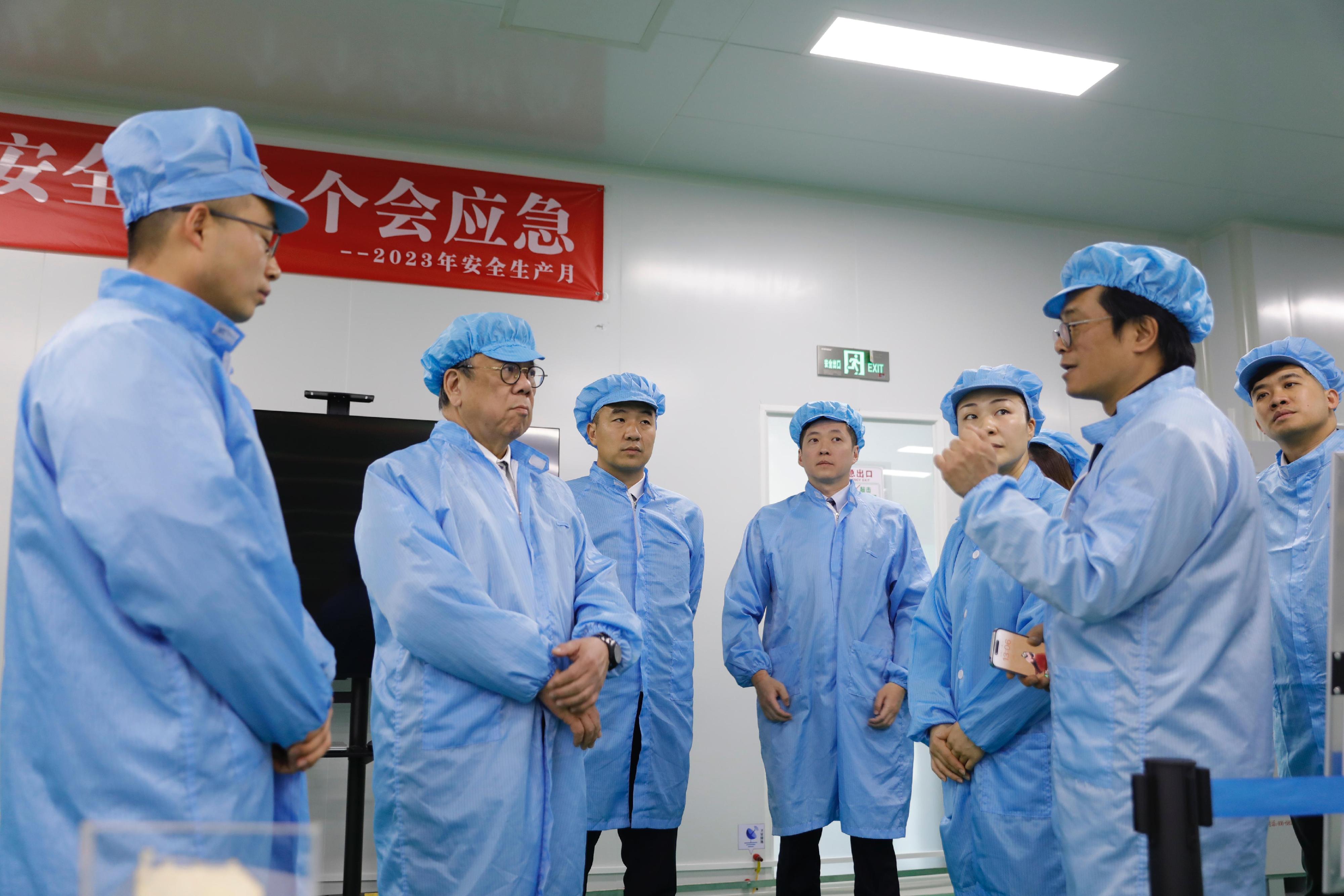 The Secretary for Commerce and Economic Development, Mr Algernon Yau, began his visit programme to Beijing today (January 10). Photo shows Mr Yau (second left) visiting the ark space lab of Yinhe Hangtian (Beijing) Internet Technology Co Ltd (GalaxySpace) this afternoon to learn about the company