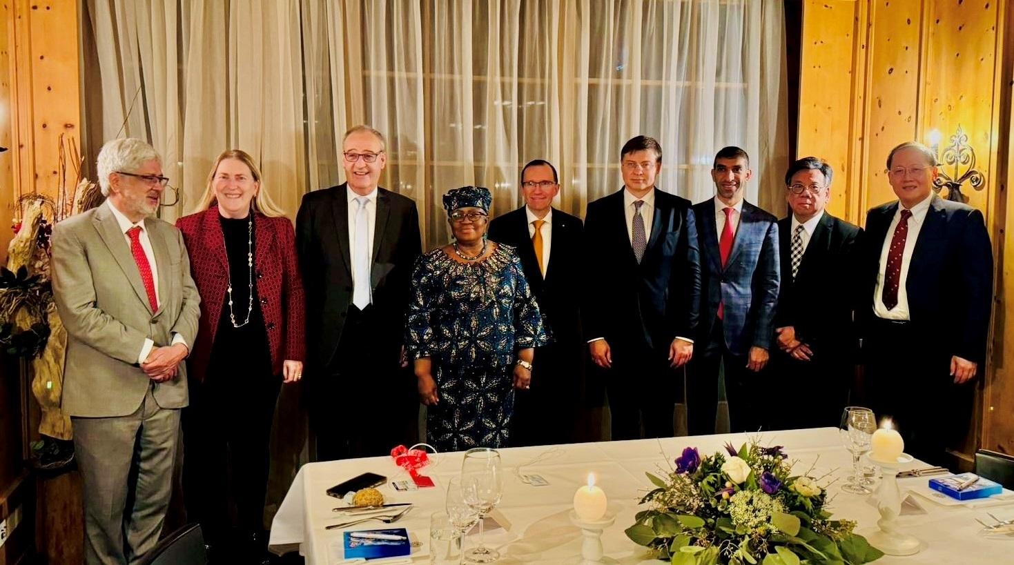 The Secretary for Commerce and Economic Development, Mr Algernon Yau, took part in the World Trade Organization (WTO) informal ministerial working dinner on January 18 (Davos time) during the World Economic Forum Annual Meeting at Davos, Switzerland. Photo shows Mr Yau (second right), the Director-General of the WTO, Dr Ngozi Okonjo-Iweala (fourth left), and participating ministers at the dinner.