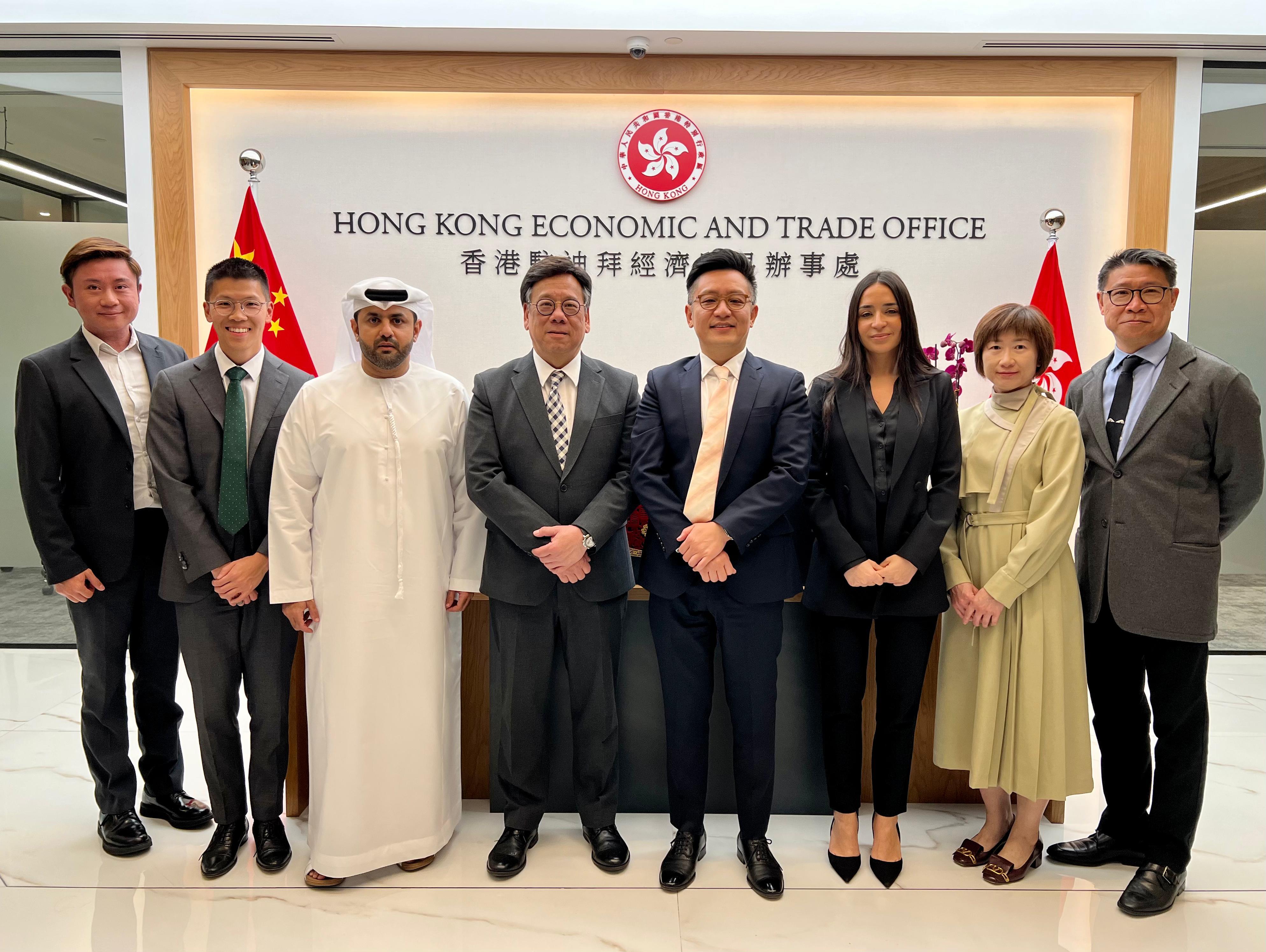 商务及经济发展局局长丘应桦在阿拉伯联合酋长国迪拜出席2024年世界政府高峰会。在迪拜期间，丘应桦今日（二月十三日）到访香港驻迪拜经济贸易办事处（驻迪拜经贸办），了解办事处的工作情况。图示丘应桦（左四）与驻迪拜经贸办处长李国雄（右四）及一众同事合照。