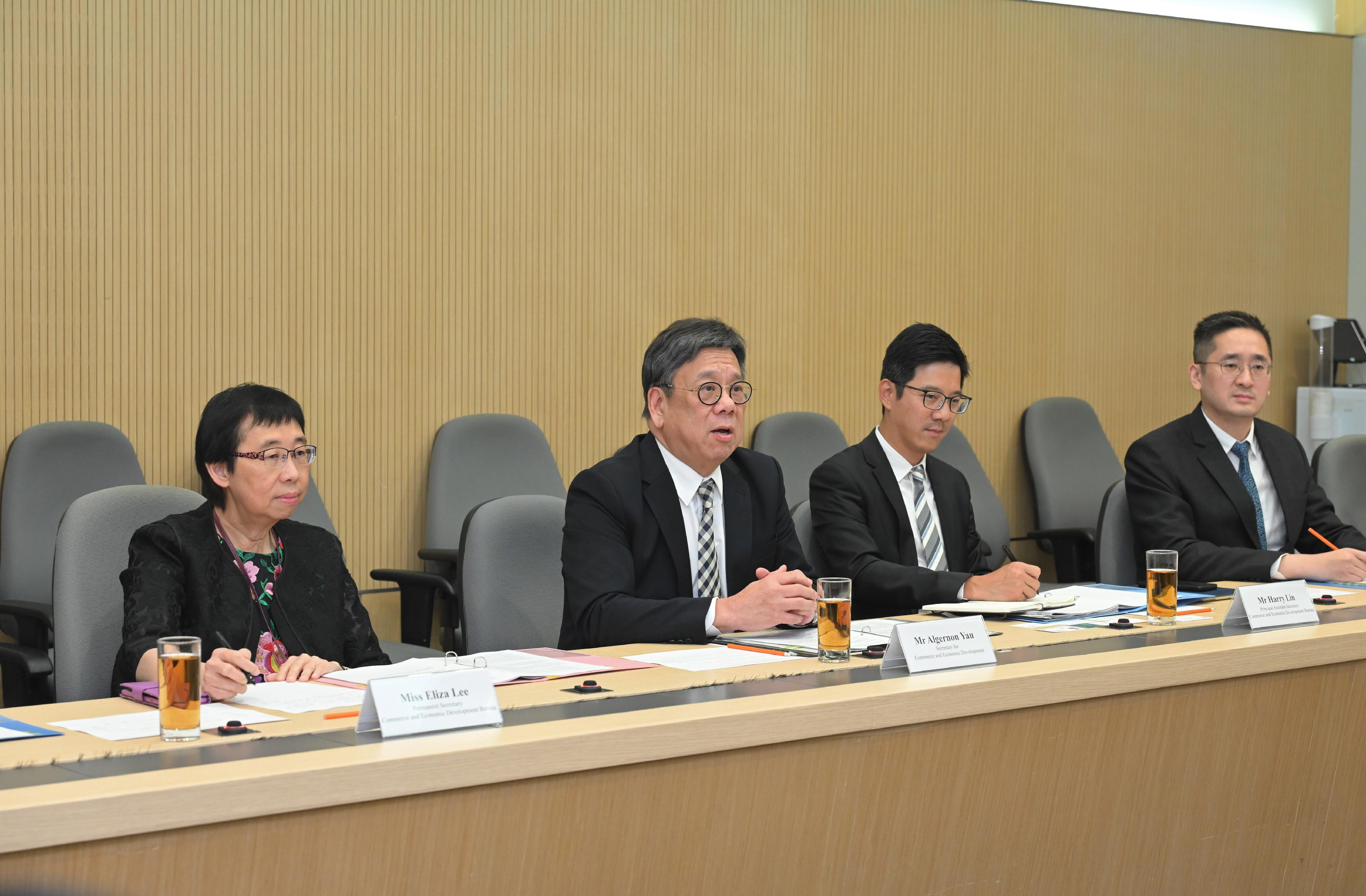 由商務及經濟發展局（商經局）局長丘應樺（左二）擔任主席的「銀髮經濟顧問小組」今日（二月二十日）召開首次會議，研究「銀髮經濟」的市場需求和發展。商經局常任秘書長利敏貞（左一）和商經局副局長陳百里博士（右一）亦有出席會議。