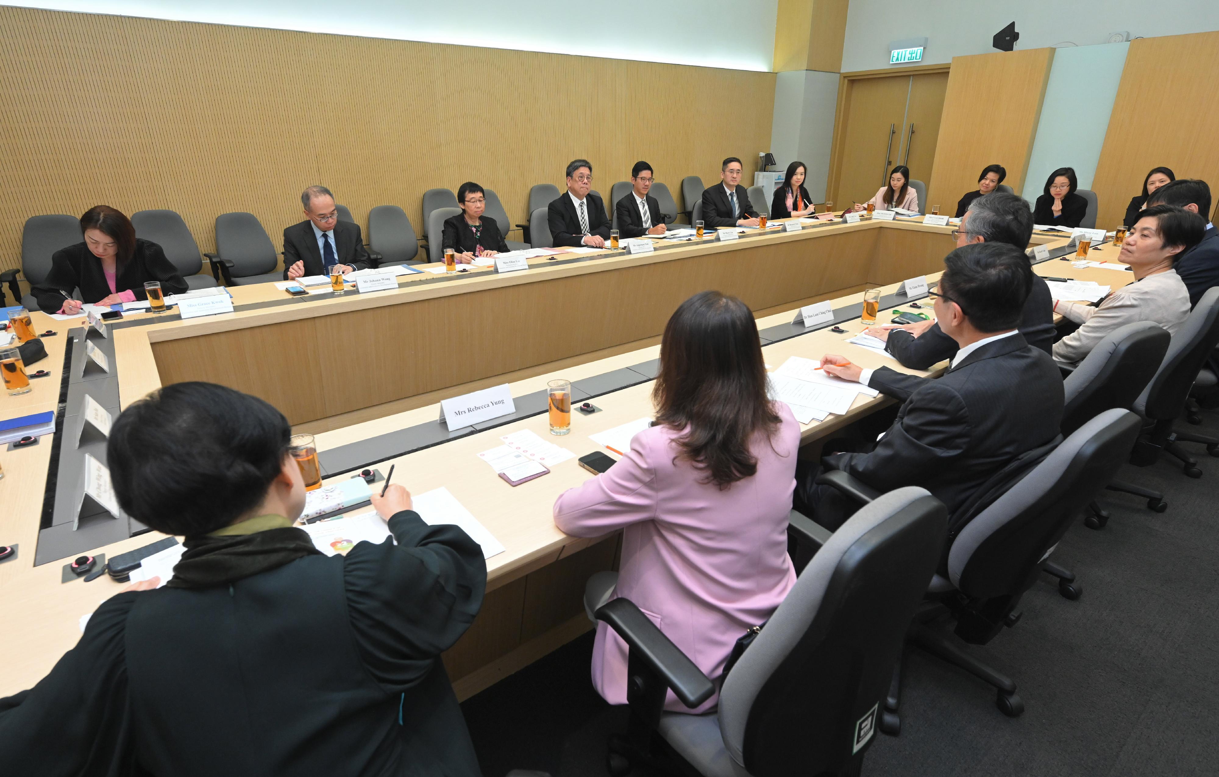 商務及經濟發展局今日（二月二十日）成立「銀髮經濟顧問小組」並召開首次會議，研究「銀髮經濟」的市場需求和發展。