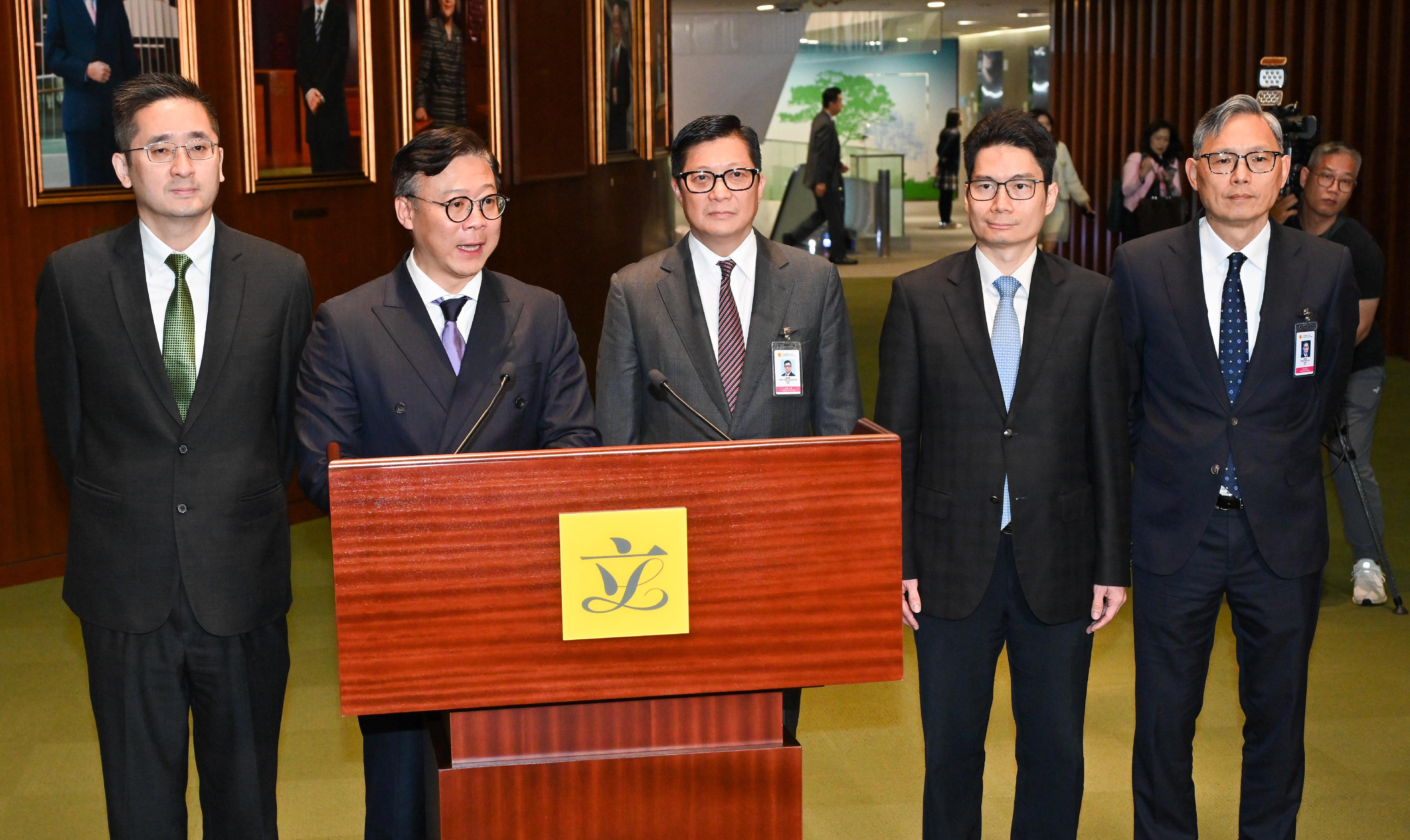 律政司副司長張國鈞（左二）今日（二月二十一日）與保安局局長鄧炳強（中）、商務及經濟發展局副局長陳百里博士（左一）、財經事務及庫務局副局長陳浩濂（右二）和保安局副局長卓孝業（右一）出席立法會前廳交流會後會見傳媒。
