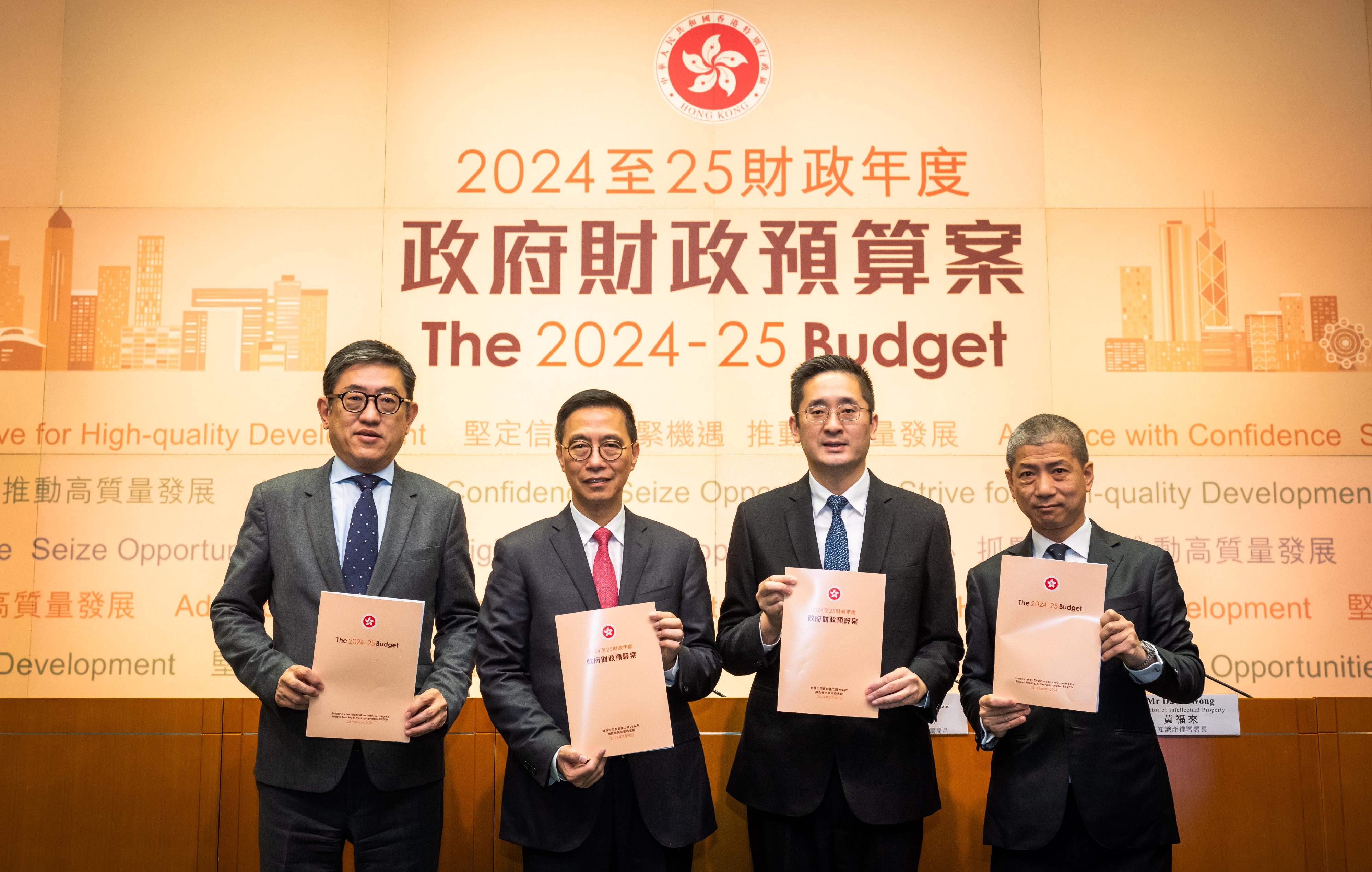 文化體育及旅遊局局長楊潤雄（左二）聯同署理商務及經濟發展局局長陳百里博士（右二）今日（三月一日）舉行二零二四至二五年度《財政預算案》文化體育及旅遊局和商務及經濟發展局相關措施記者會。知識產權署署長黃福來（右一）和香港旅遊發展局總幹事程鼎一（左一）亦有出席。