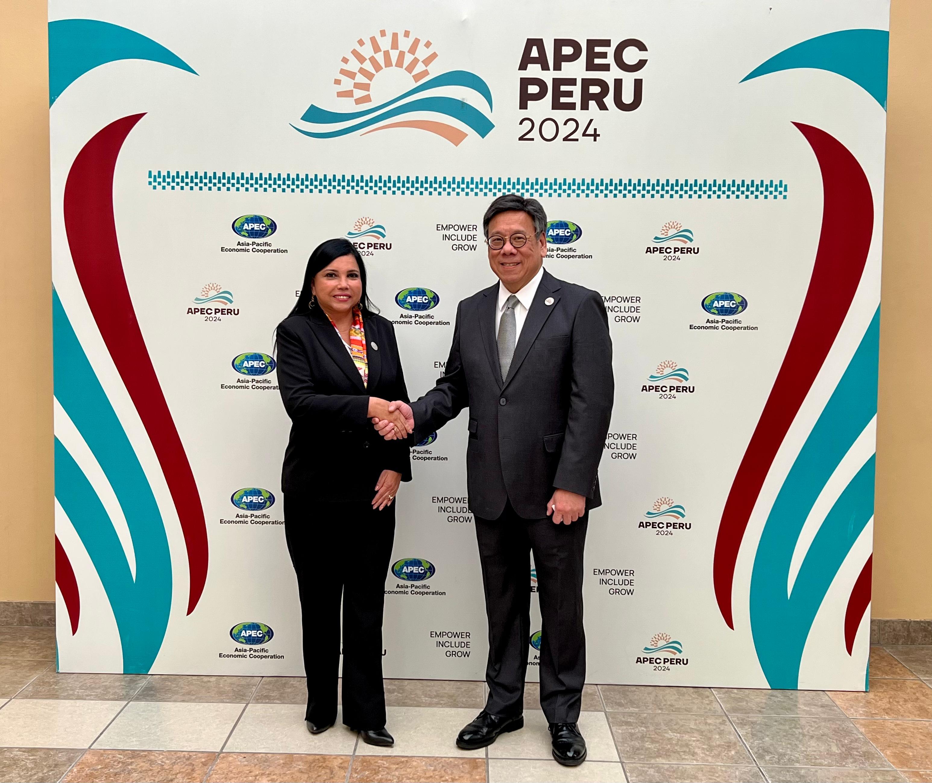 The Secretary for Commerce and Economic Development, Mr Algernon Yau (right), today (May 16, Arequipa time) met with the Minister of Foreign Trade and Tourism of Peru, Ms Elizabeth Galdo Marín (left), and jointly announced the substantial conclusion of negotiations of the free trade agreement between Hong Kong and Peru on the sidelines of the Asia-Pacific Economic Cooperation Ministers Responsible for Trade Meeting in Arequipa, Peru.