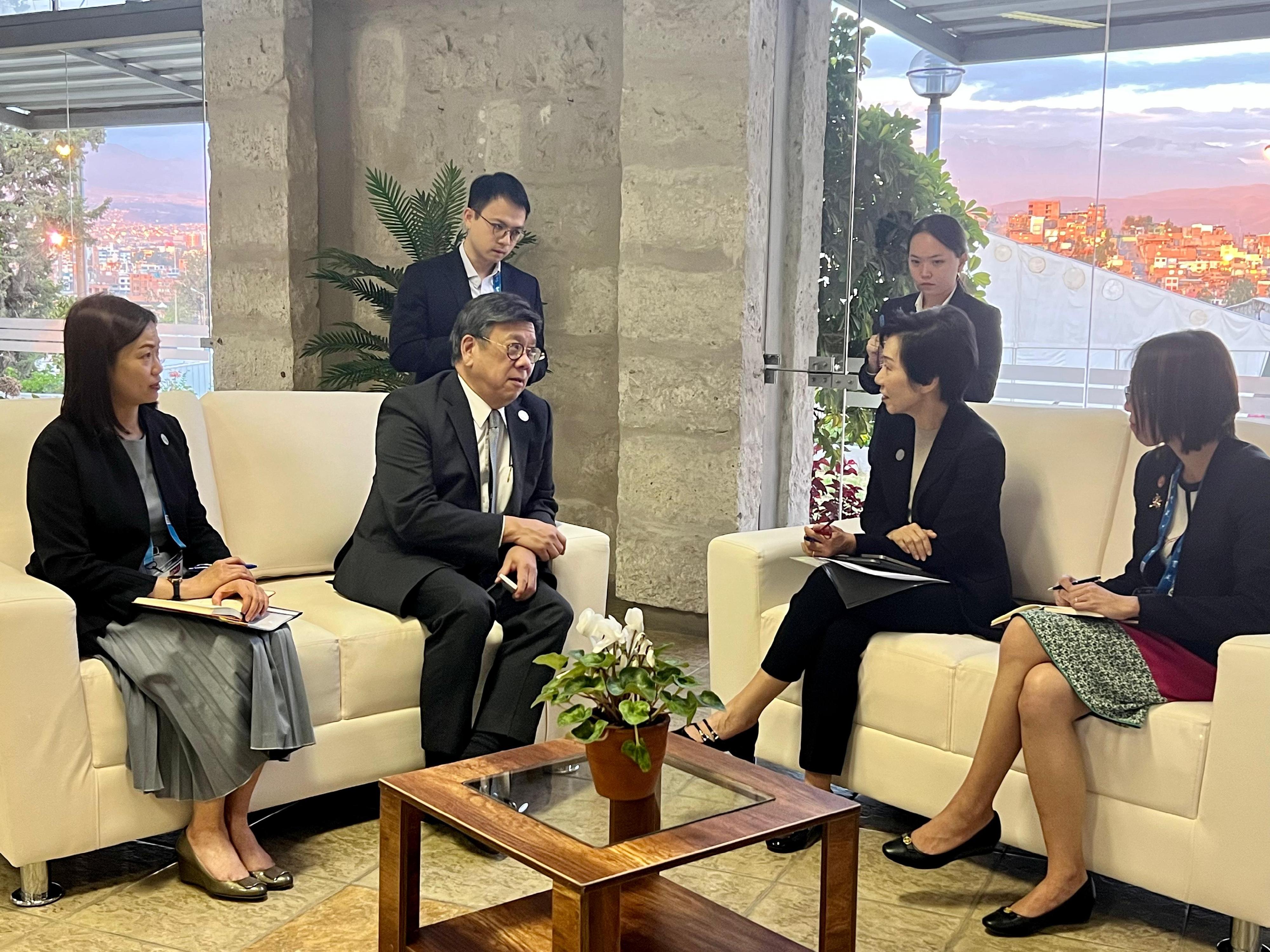The Secretary for Commerce and Economic Development, Mr Algernon Yau (front row, second left), meets with the Minister-in-charge of Trade Relations of Singapore, Ms Grace Fu (front row, second right), to exchange views on issues of mutual concern on the sidelines of the Asia-Pacific Economic Cooperation Ministers Responsible for Trade Meeting in Arequipa, Peru, on May 17 (Arequipa time). The Director-General of Trade and Industry, Ms Maggie Wong (front row, first left), also attended the meeting.