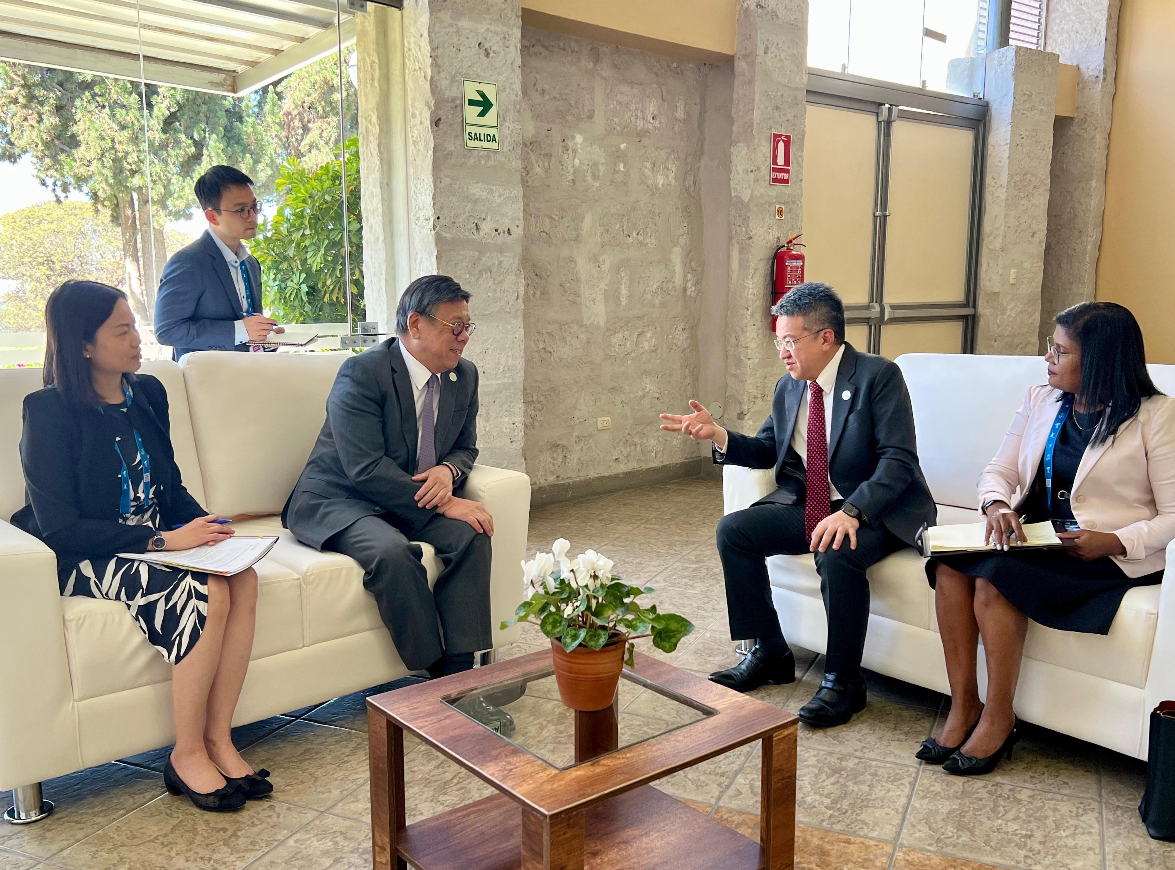 The Secretary for Commerce and Economic Development, Mr Algernon Yau (third right), meets with the Deputy Minister of Investment, Trade and Industry of Malaysia, Mr Liew Chin Tong (second right), to exchange views on various trade and economic issues on the sidelines of the Asia-Pacific Economic Cooperation Ministers Responsible for Trade Meeting in Arequipa, Peru, on May 18 (Arequipa time). The Director-General of Trade and Industry, Ms Maggie Wong (first left), also attends the meeting.