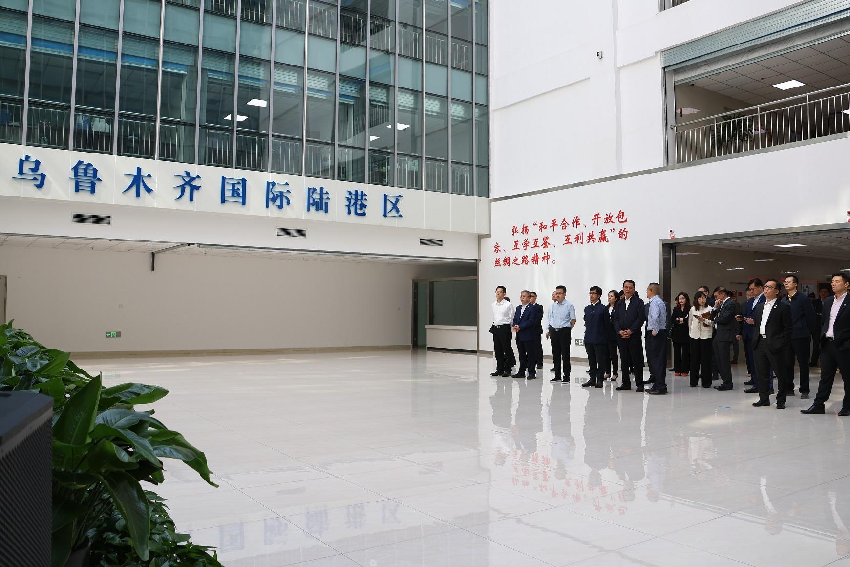 The Mainland-Hong Kong joint business mission visited Hungary and Kazakhstan from May 16 to 22 and returned via Xinjiang. Photo shows the mission visiting the land port area in Urumqi on May 24.