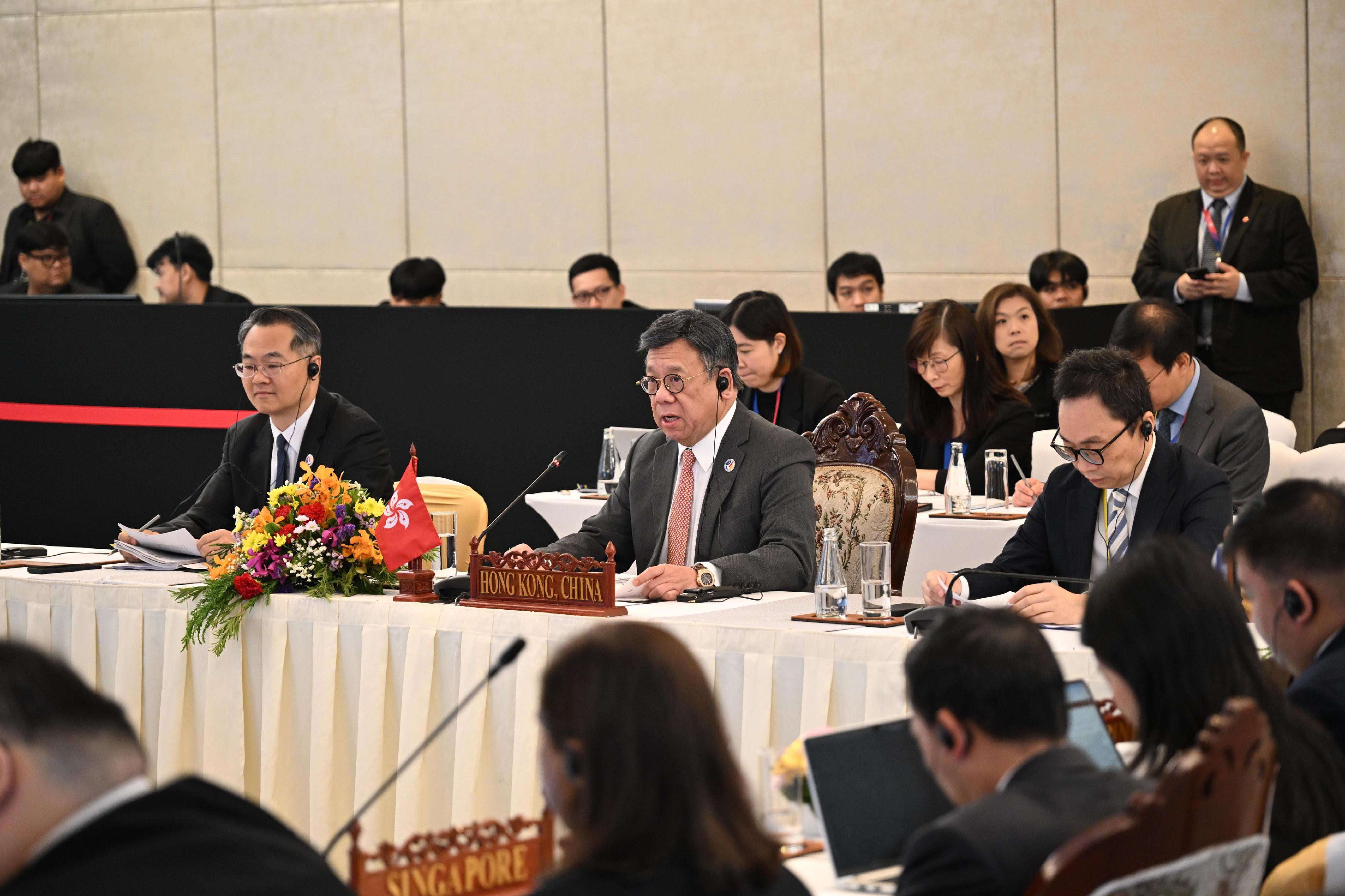商务及经济发展局局长丘应桦（中）今日（九月二十日）在老挝万象出席第八届中国香港─东南亚国家联盟经贸部长会议，并在会议上发言。旁为工业贸易署署长廖广翔（左）。