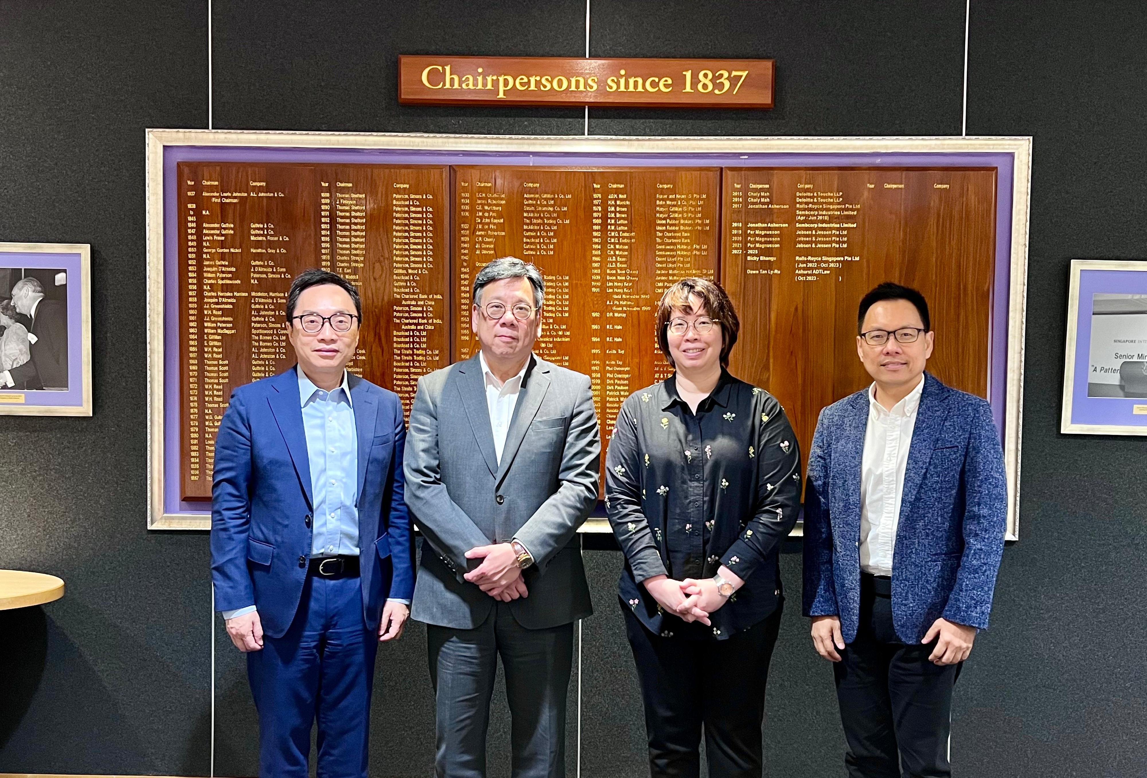 務及經濟發展局局長丘應樺（左二）九月二十三日在新加坡與新加坡國際商會代表會面，介紹香港的最新發展和協助企業在港落戶的措施。香港駐新加坡經濟貿易辦事處處長馮浩然（左一）亦有出席。