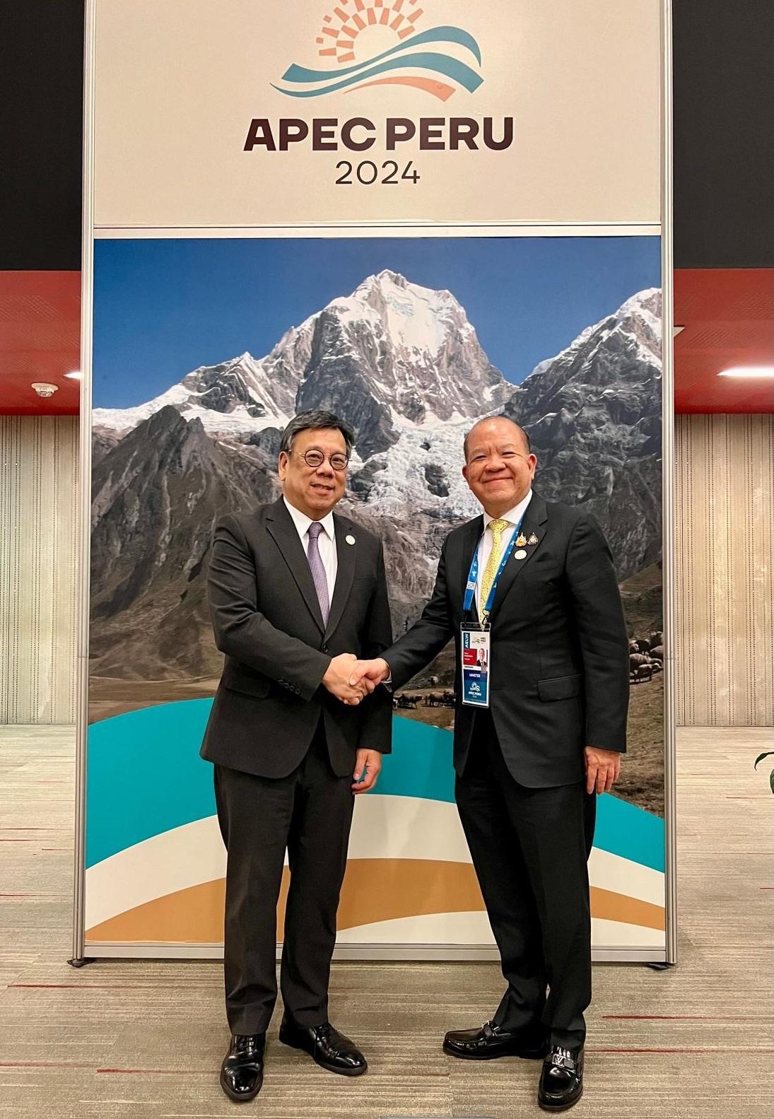 The Secretary for Commerce and Economic Development, Mr Algernon Yau (left), met with the Minister of Commerce of Thailand, Mr Pichai Naripthaphan (right), on the sidelines of the 35th Asia-Pacific Economic Cooperation Ministerial Meeting in Lima, Peru, on November 13 (Lima time) to update him on Hong Kong's latest developments and exchange views on collaboration opportunities.