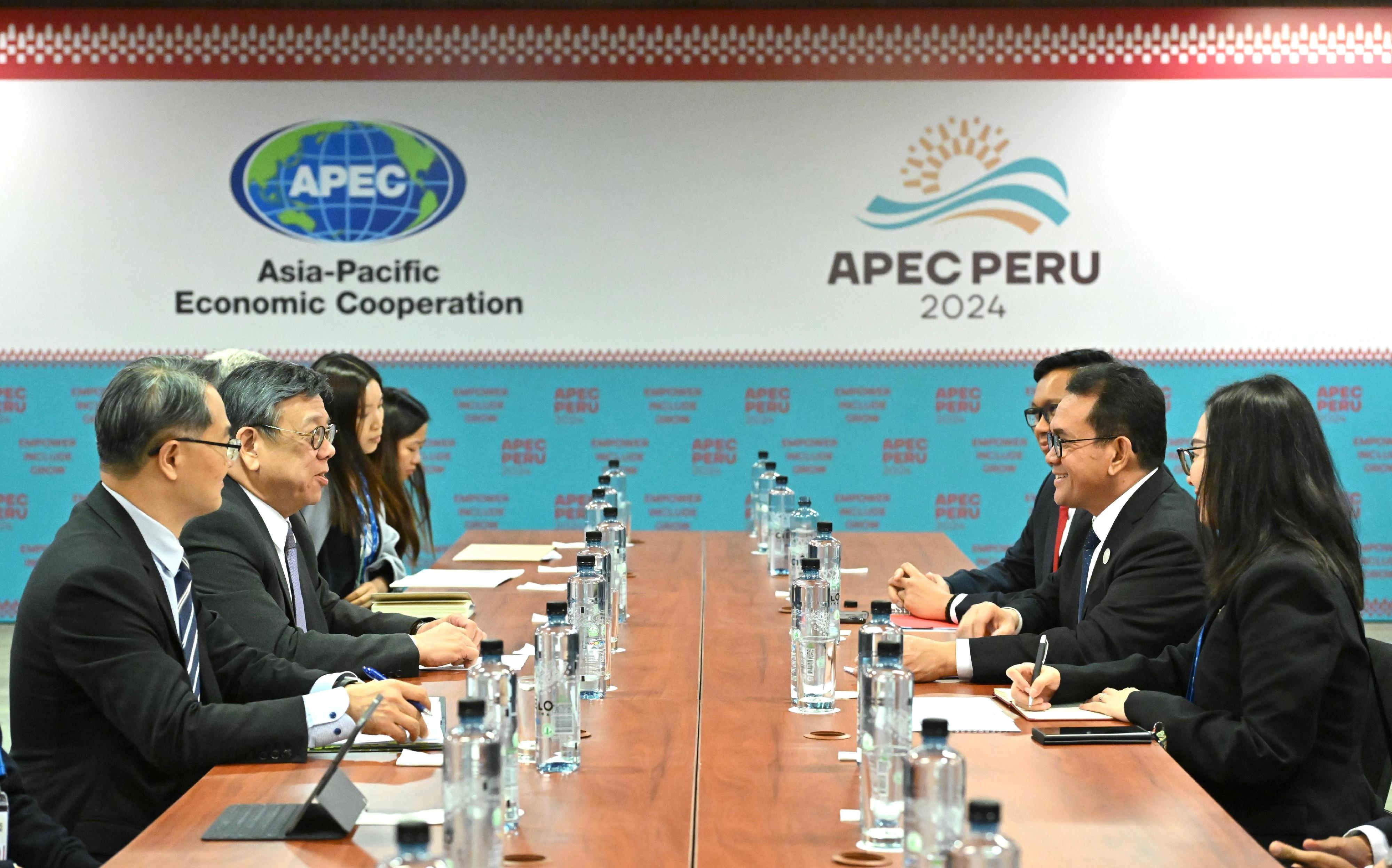 The Secretary for Commerce and Economic Development, Mr Algernon Yau (second left), held a bilateral meeting with the Minister of Trade of Indonesia, Mr Budi Santoso (second right), on the sidelines of the 35th Asia-Pacific Economic Cooperation Ministerial Meeting in Lima, Peru, on November 13 (Lima time) to exchange views on issues of mutual concern.