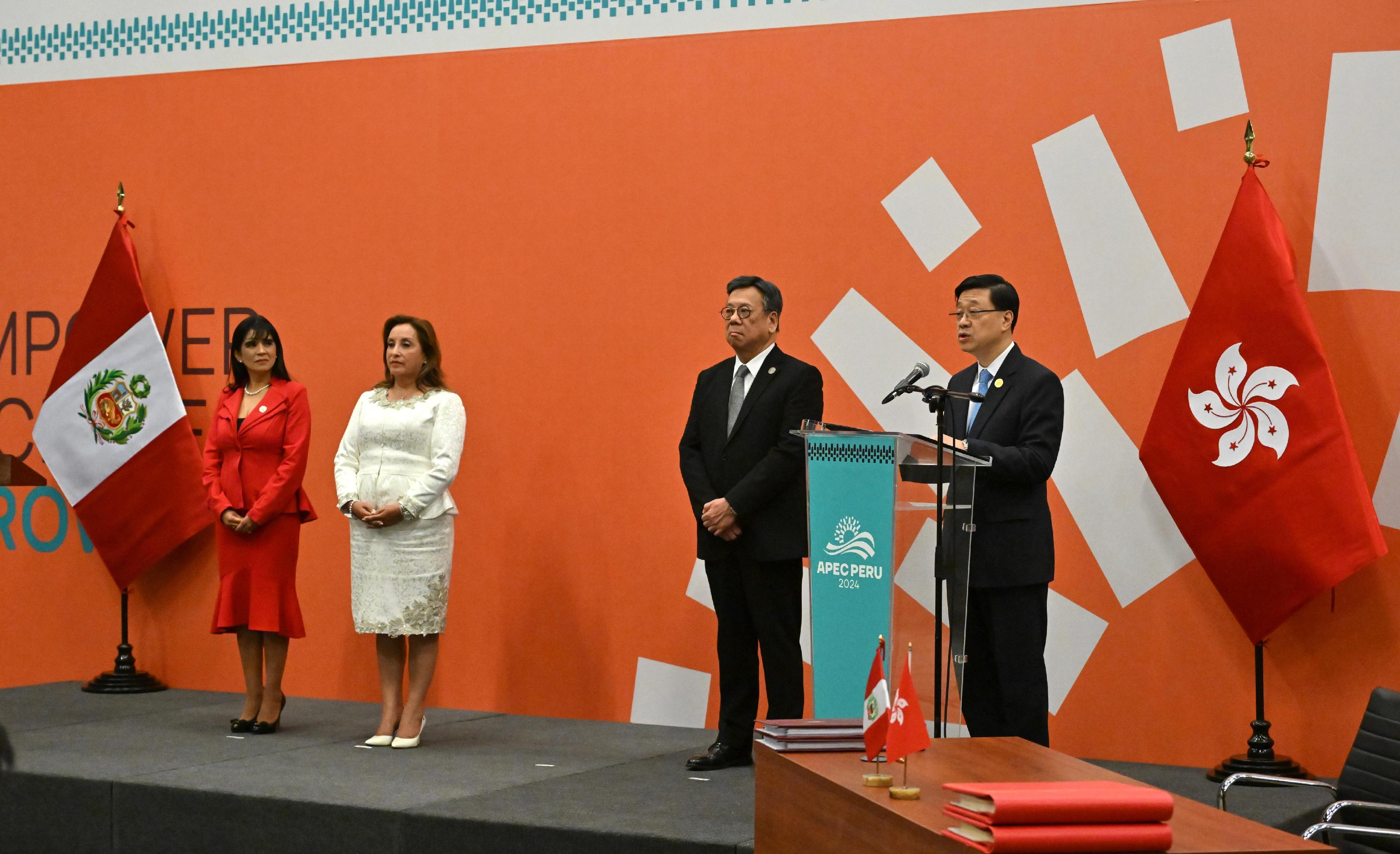 行政長官李家超十一月十五日（利馬時間）在秘魯利馬舉行的亞太區經濟合作組織領導人非正式會議期間出席香港與秘魯《自由貿易協定》簽署儀式。圖示李家超（右一）在儀式致辭。