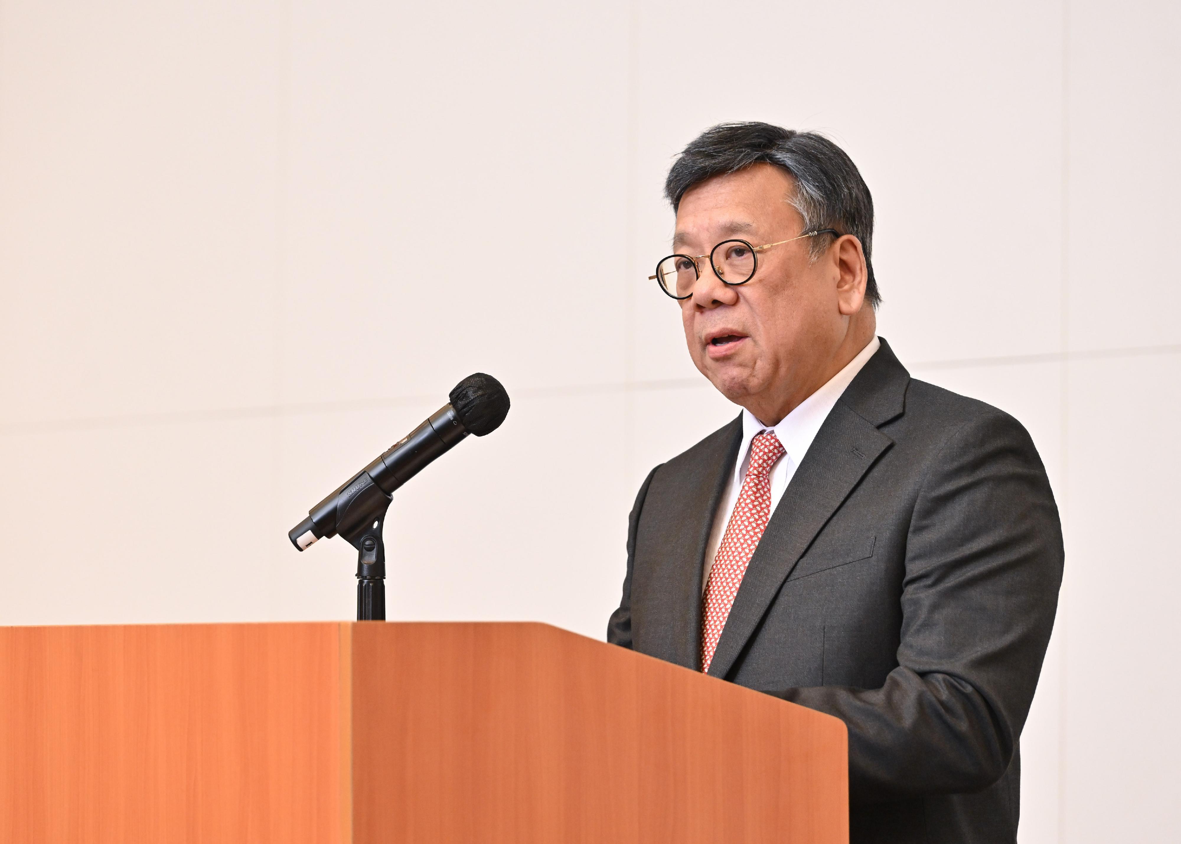 商務及經濟發展局局長丘應樺今日（十一月十九日）舉行酒會，向駐港領事館、商會和主要貿易組織的代表，以及相關政府委員會的成員，介紹香港駐海外經濟貿易辦事處及內地辦事處在各方面持續推廣香港的優勢及機遇的工作。圖示丘應樺於酒會上致辭。