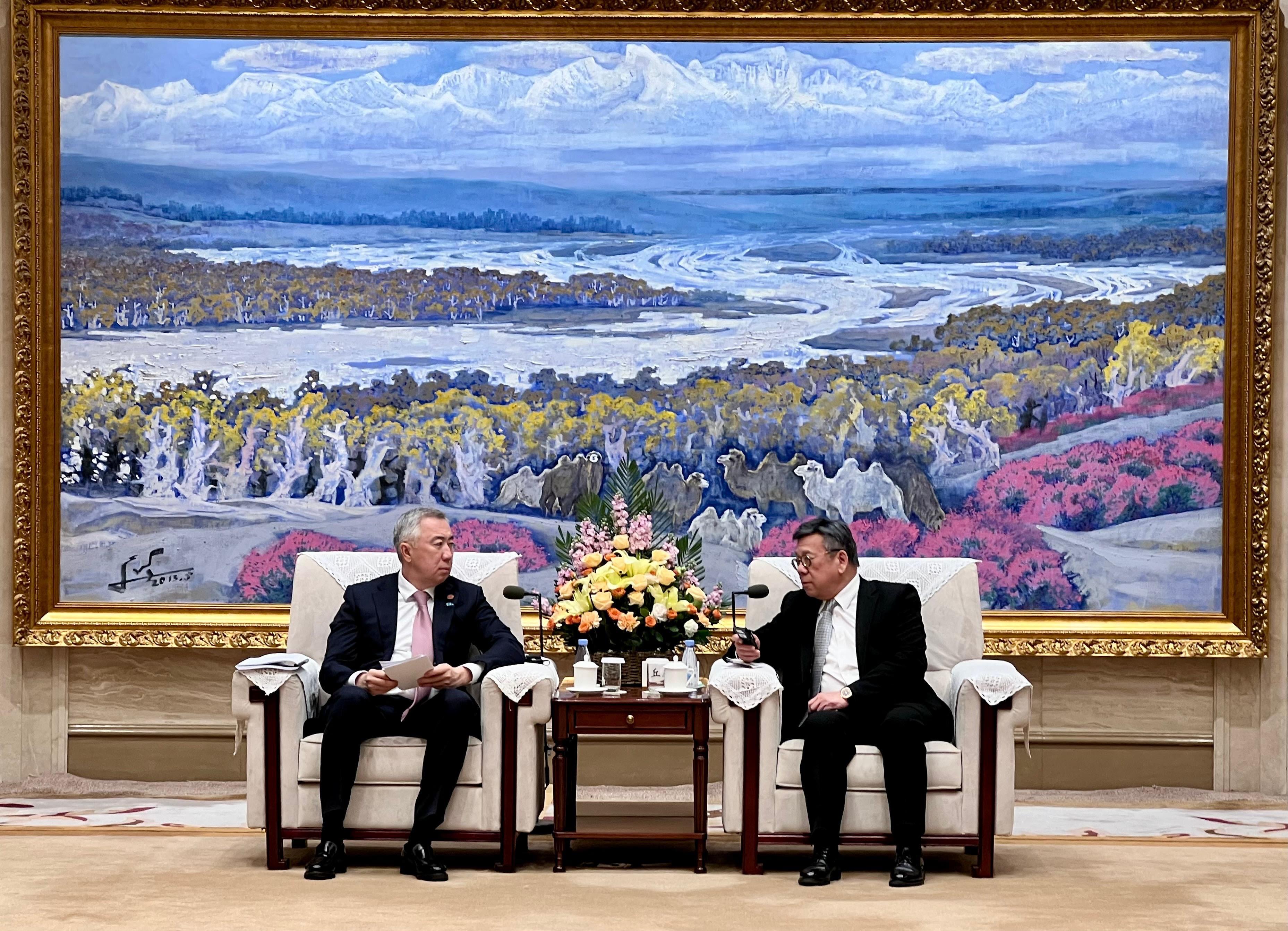 Leading a business delegation to visit Urumqi, Xinjiang, the Secretary for Commerce and Economic Development, Mr Algernon Yau (right), holds a bilateral meeting with Deputy Prime Minister of Kazakhstan, Mr Serik Zhumangarin (left), today (December 5) to exchange views on issues of mutual concern.