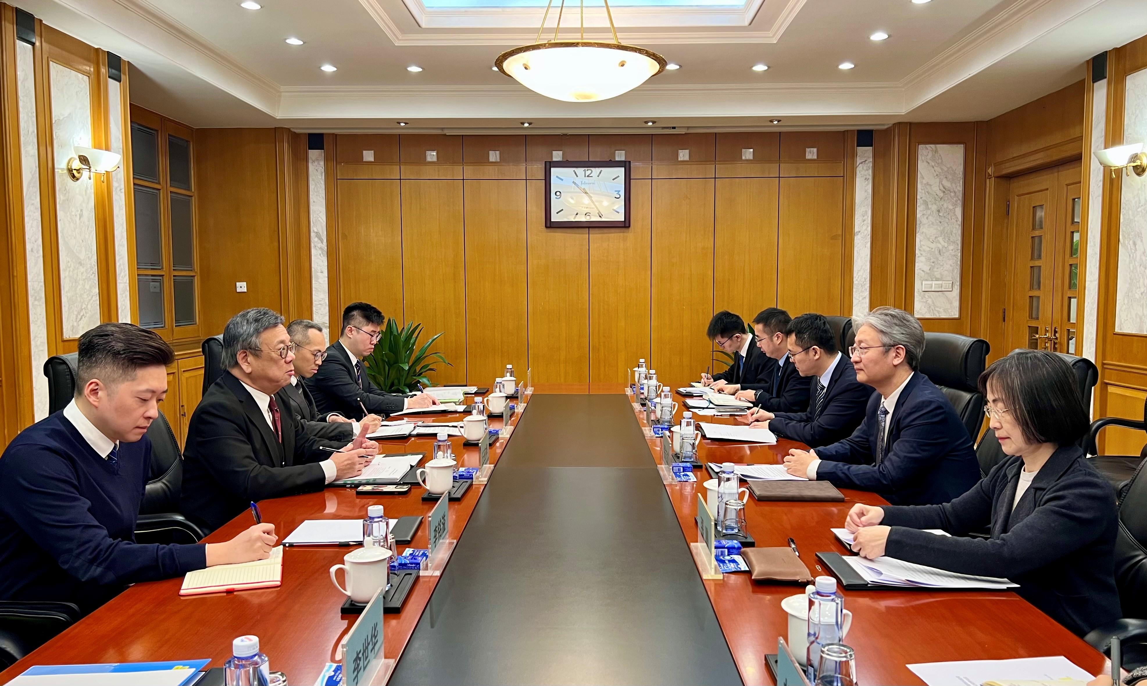 The Secretary for Commerce and Economic Development, Mr Algernon Yau, began his visit to Beijing today (March 27). Photo shows Mr Yau (second left) meeting with Deputy Commissioner of the China National Intellectual Property Administration Mr Zhang Zhicheng (second right) to deepen co-operation and exchanges in the field of intellectual property.