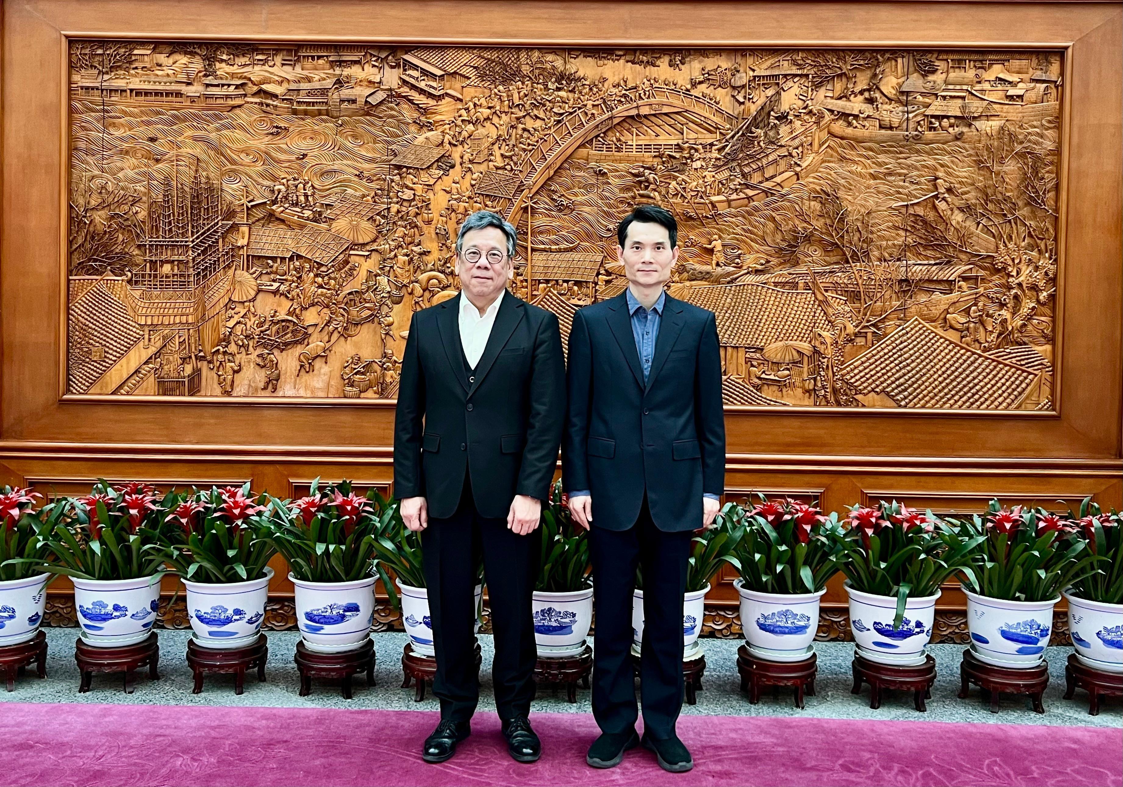 The Secretary for Commerce and Economic Development, Mr Algernon Yau, began his visit to Beijing today (March 27). Photo shows Mr Yau (left) calling on Deputy Director-General of the Department of Hong Kong, Macao and Taiwan Affairs of the Ministry of Foreign Affairs Mr Ran Bo (right) to update him on the latest trade and economic developments in Hong Kong and exchange views on the new global political and economic landscape.