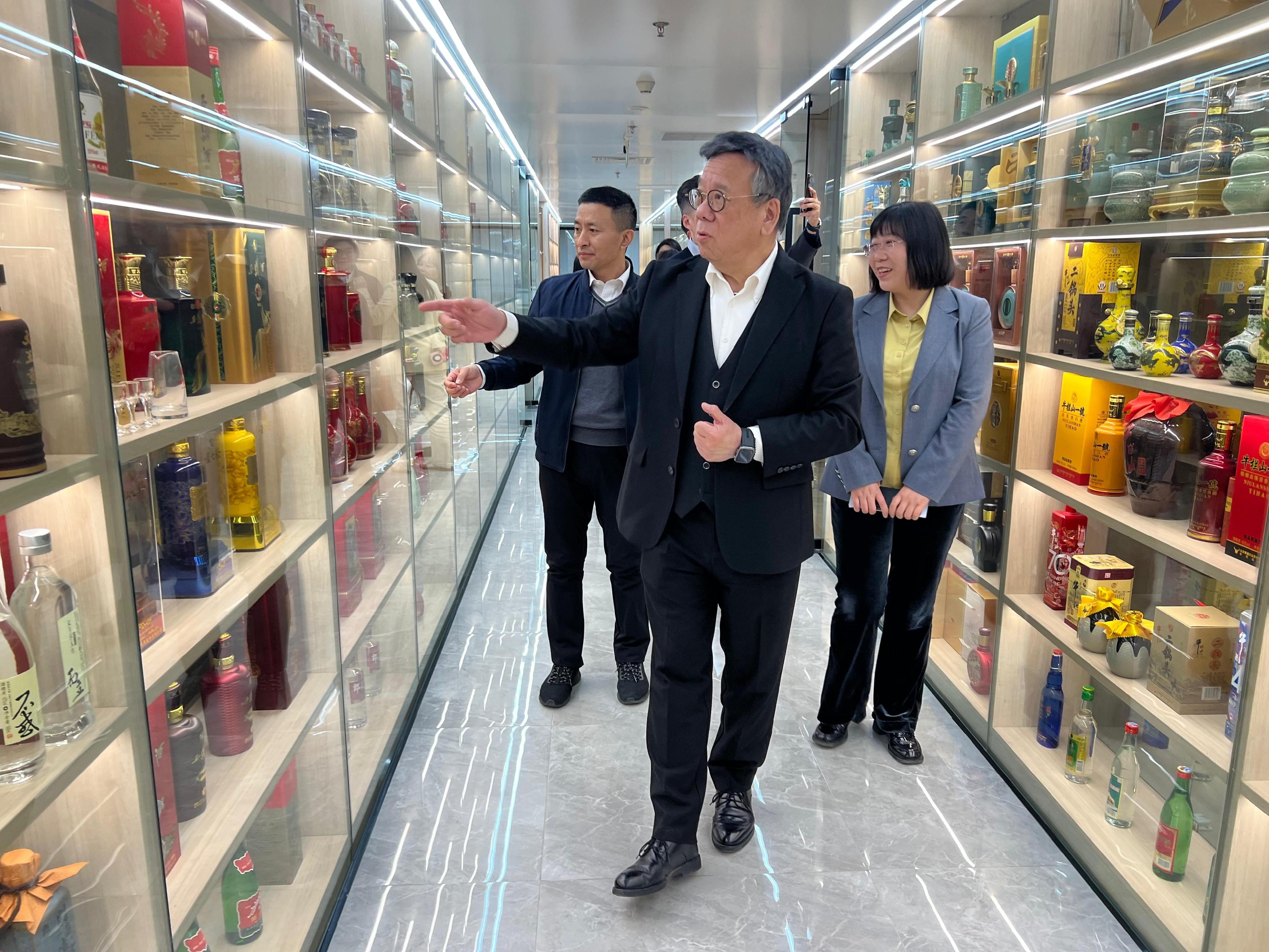 商务及经济发展局局长丘应桦今日（三月二十八日）继续在北京的访问行程。图示丘应桦（中）到访中国酒业协会，了解内地酒类产品的市场潜力和增长空间。